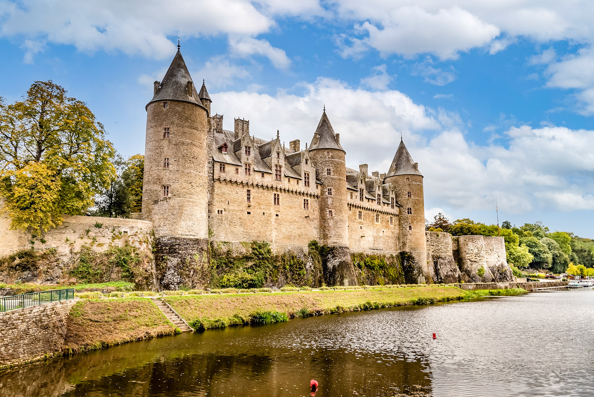 Au bord de l'Oust, au cœur du Morbihan, s'élève cette splendide demeure habitée par la famille de Rohan, depuis bientôt dix siècles. Visitez les intérieurs richement meublés et flânez dans le très beau parc arboré. Avec ses trois tours majestueuses dominant la rivière et sa somptueuse façade de style gothique flamboyant, ce château offre un témoignage remarquable de l’architecture féodale et de la Renaissance.