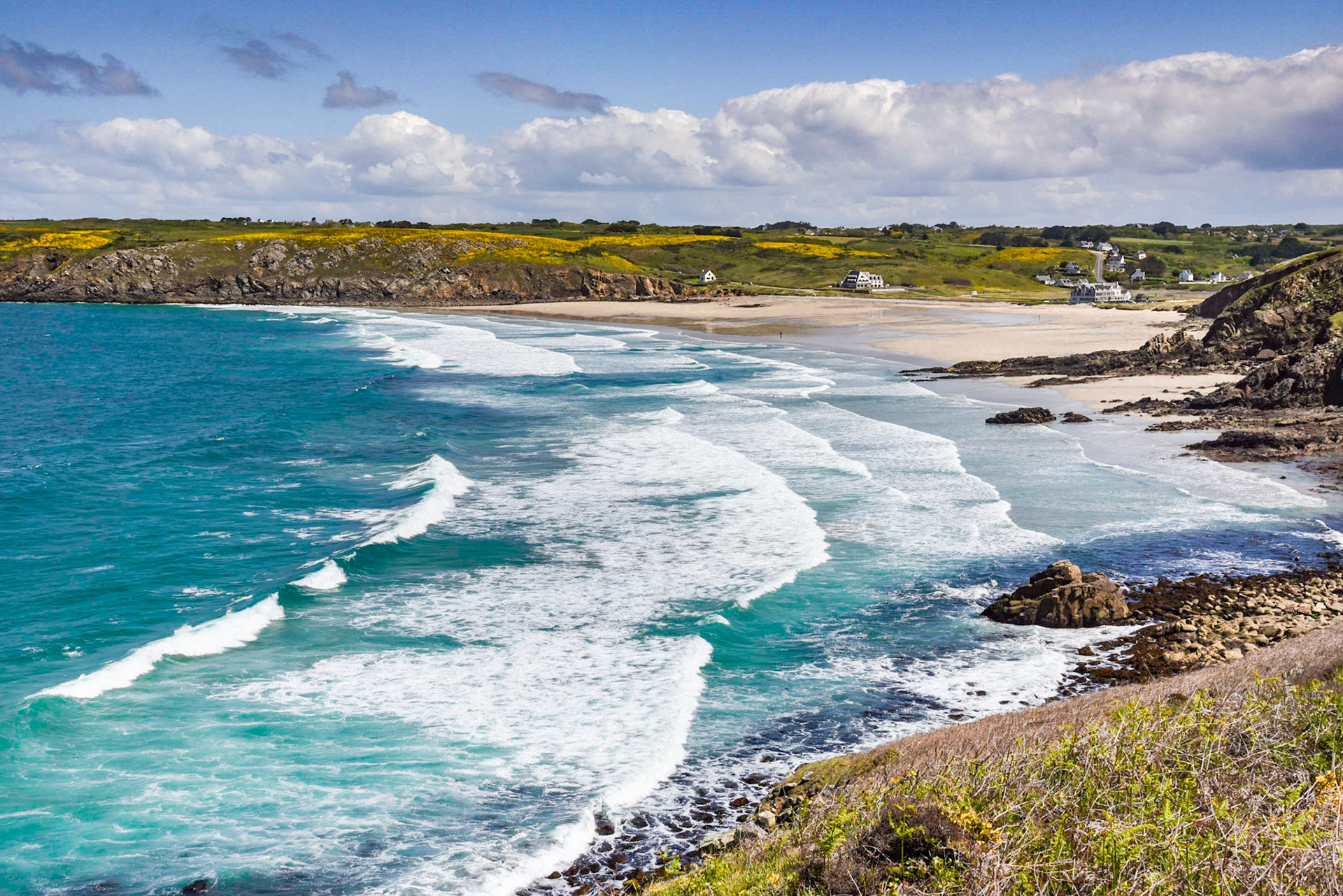 L’origine de son nom Bae an Anaon en breton, cette plage a triste réputation : une légende raconte qu’autrefois les cadavres des naufragés s’y échouaient fréquemment. Mais les courants s’opposent et cette plage doit son nom sinistre à une erreur de traduction : elle s’appelait à l’origine Bae an Avon, « la baie de la source » (un petit fleuve côtier s’y jette effectivement). Mais l’erreur contribue fortement à la légende.L’une des hypothèses avancées est liée à l’histoire malheureuse de l’activité maritime de passage ou de pêche côtière dans les parages du Raz de Sein. La configuration des courants de marée et les vents dominants de secteur ouest repoussaient en effet les corps des marins naufragés sur la plage – bien que les courants s’opposent, comme il a été précédemment dit.Une autre explication ferait revenir aux naufrageurs locaux l’origine de ce nom.Enfin, une tradition celtique rapporte que cette baie était le lieu d’embarquement des druides morts en partance pour l’île de Sein.