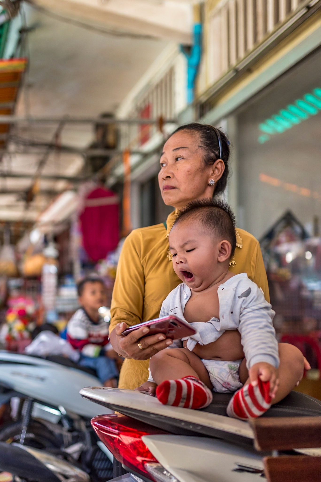 Le monde s’agite, mais le lien reste immobile.