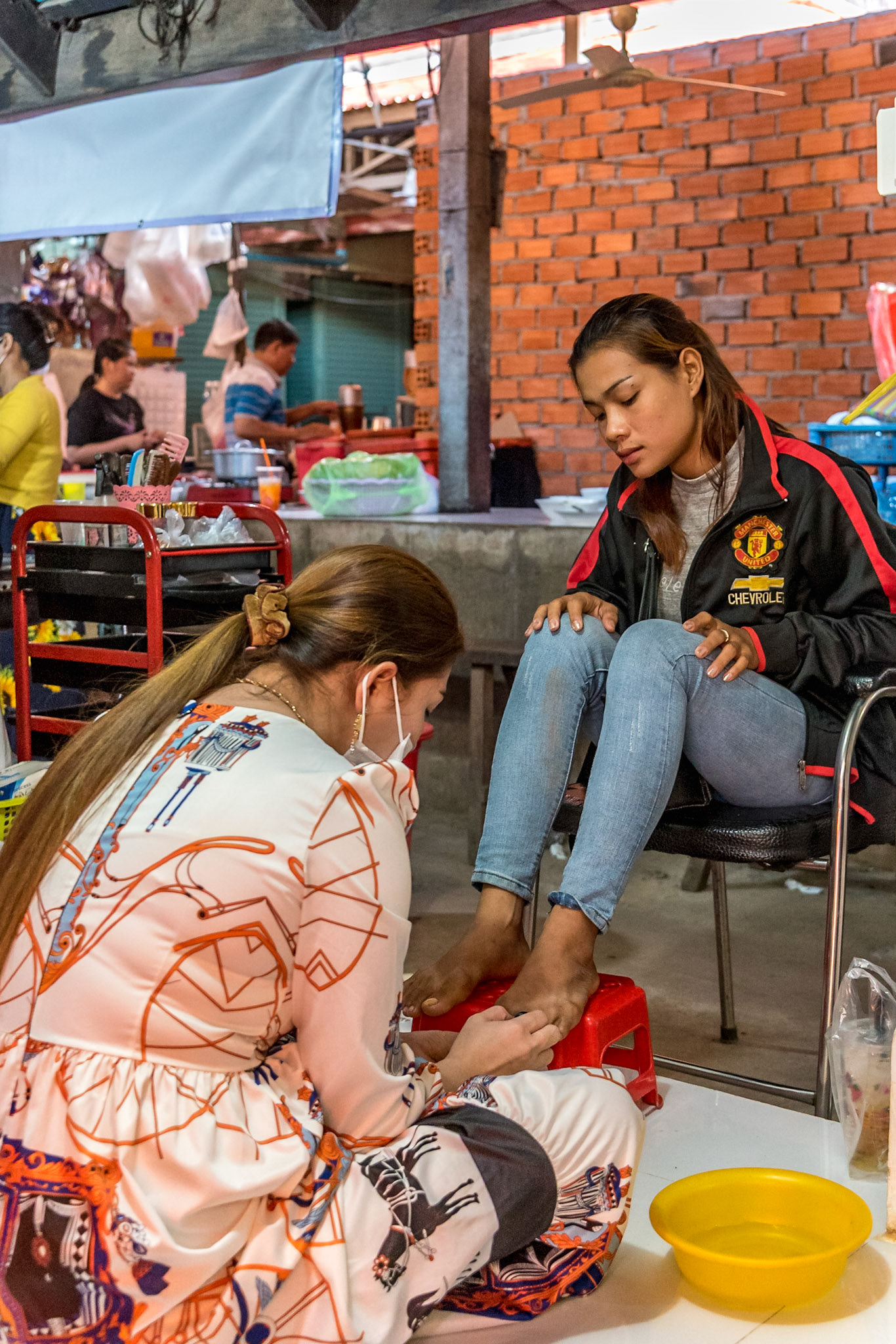 Le soin passe par les pieds, comme un geste de confiance entre femmes.
