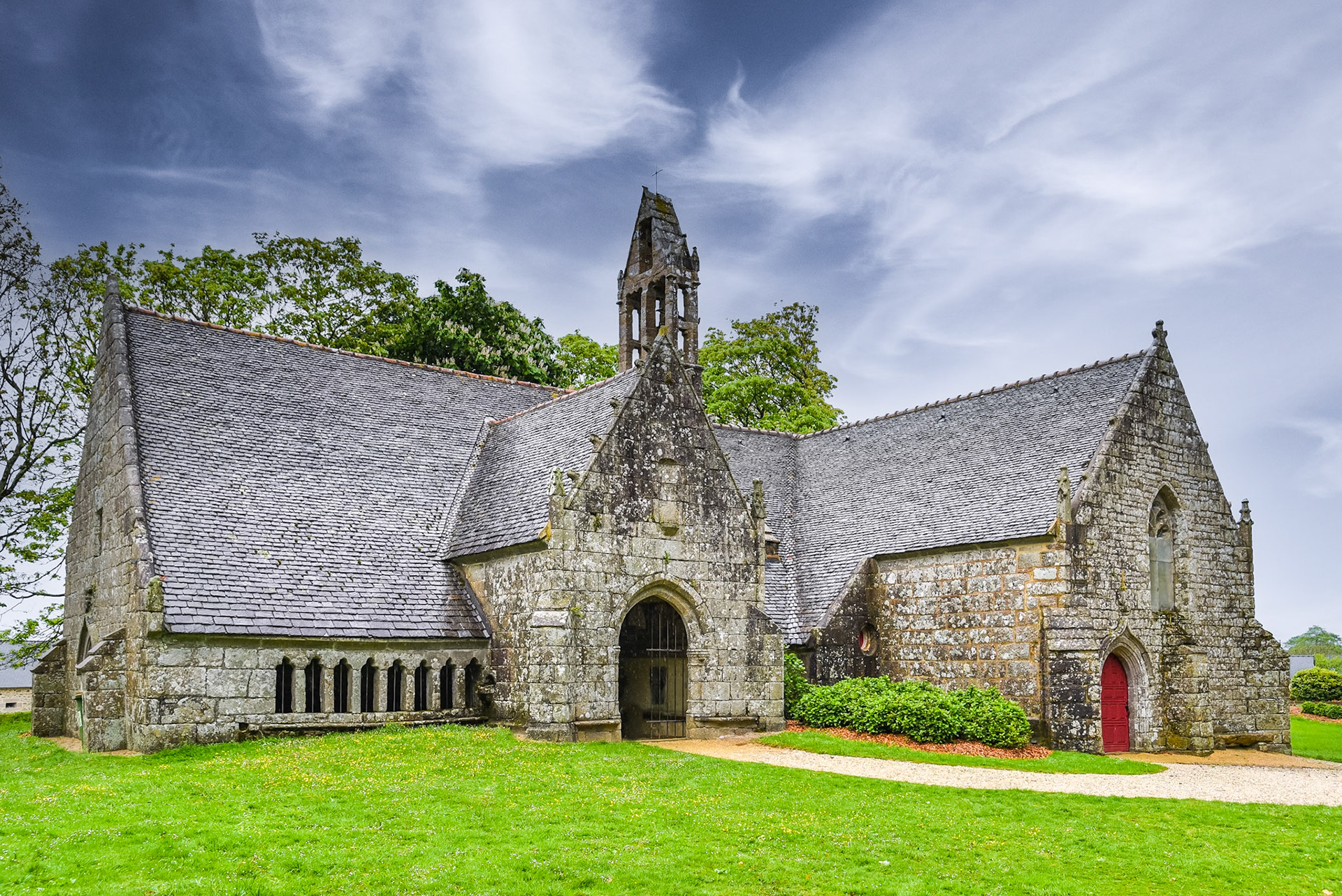 Classée depuis 1939, la chapelle Saint-Jaoua en forme de croix latine abrite le tombeau de Saint Jaoua. A l'endroit où Jaoua fut enterré, un tombeau aurait été élevé et, autour du tombeau, une première chapelle en bois. Par la suite, une chapelle de style roman fut construite au XIe siècle. L'édifice actuel, long et bas, irrégulier et pittoresque, a dû être terminé au XVIe siècle. Utilisant les vestiges de l'église romane, la chapelle a été restaurée, agrandie aux XIVe, XVe et XVIe siècles. Les différents styles sont les témoins des étapes successives qui se sont échelonnées sur deux siècles. Cet édifice demande aujourd'hui à être restaurer et une souscription a été lancé dans ce sens.