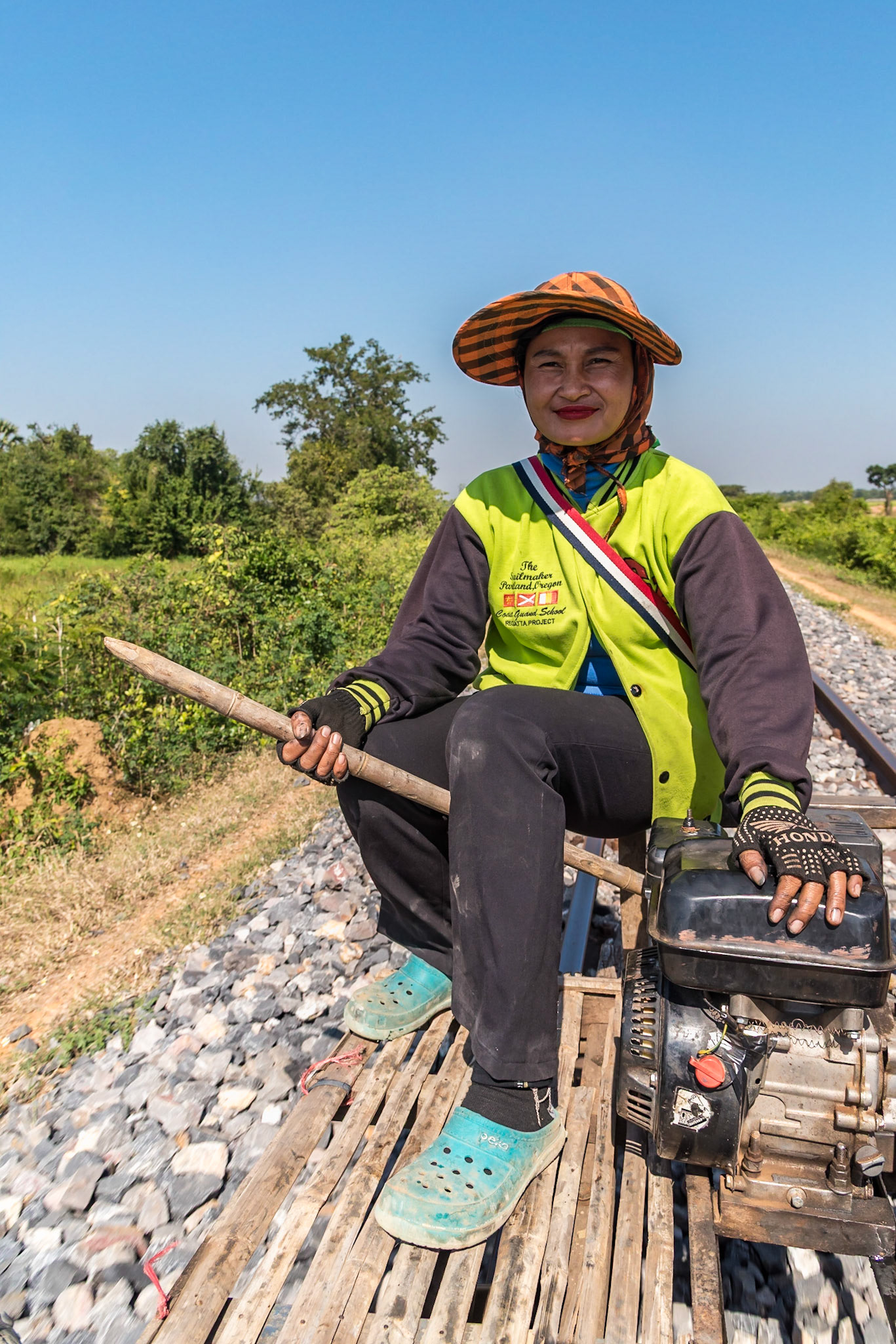 Elle se laisse porter par les rails, poussée par une simple perche qui devient son moteur.