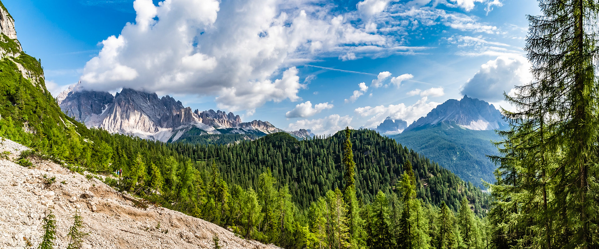 Situé dans les Dolomites, proche de Cortina d'Ampezzo, la randonnée qui vous mènera jusqu’au fameux Lac de Sorapis est accessible pour tous. Avec environ 11 km aller retour, et un dénivelé positif de 280 mètres, elle vous offrira des paysages incroyables comme ce panoramique avec en toile de fond les Tre Cime di Lavaredo. Et à destination, vous découvrirez un lac d'une couleur incroyable.