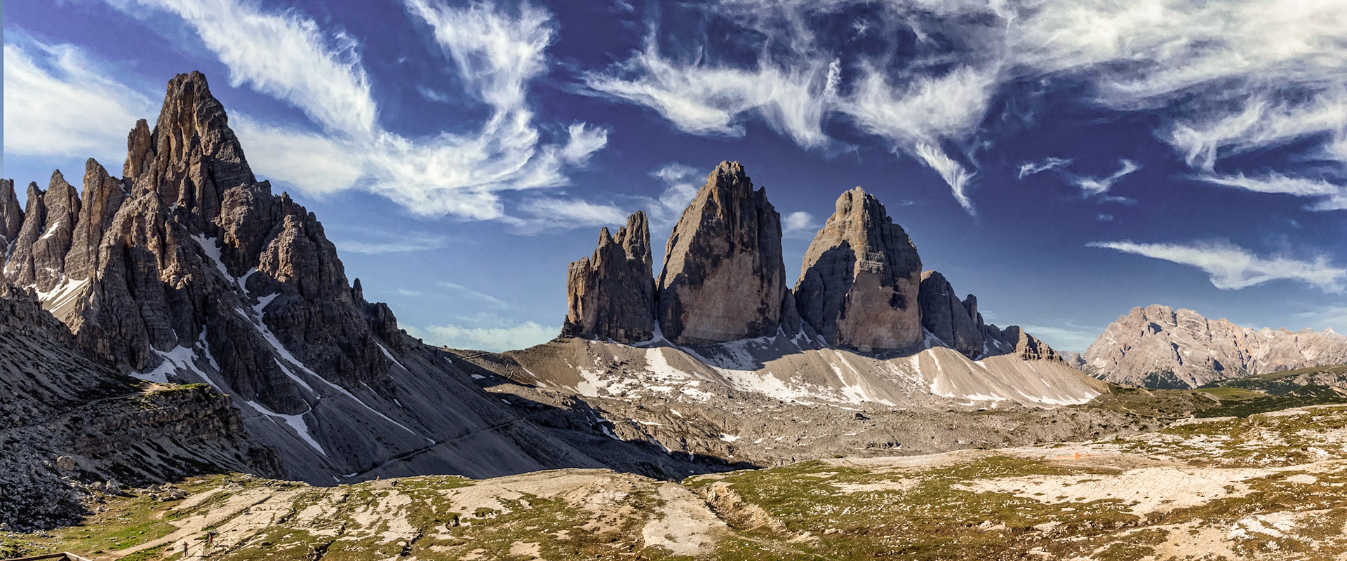 Le massif emblématique des Tre Cime di Lavaredo est situé dans les Dolomites, au nord de Cortina d'Ampezzo. Il est composé de 3 cimes distinctes : la Cima Piccola, la « petite cime » d’une hauteur de 2857 mètres, la Cima Ovest, « cime ouest » de 2973 mètres de haut et enfin la Cima Grande, « grande cime » d’une hauteur de 2999 mètres.