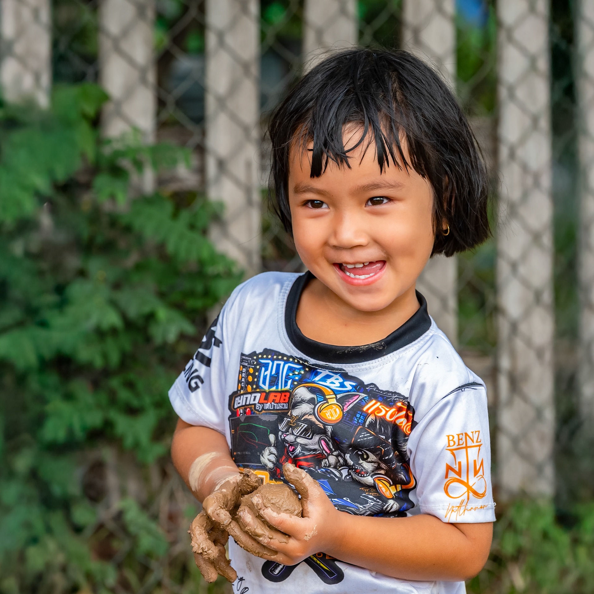 J'ai rencontré cette petite fille prénommée Manola dans une île au milieu du fleuve Mékong, dans les provinces du Sud Laos. Son côté espiègle exprimé dans cette photo s'est confirmé quelques instants plus tard, quand elle a voulu être à nouveau photographiée mais cette fois avec les mains propres.