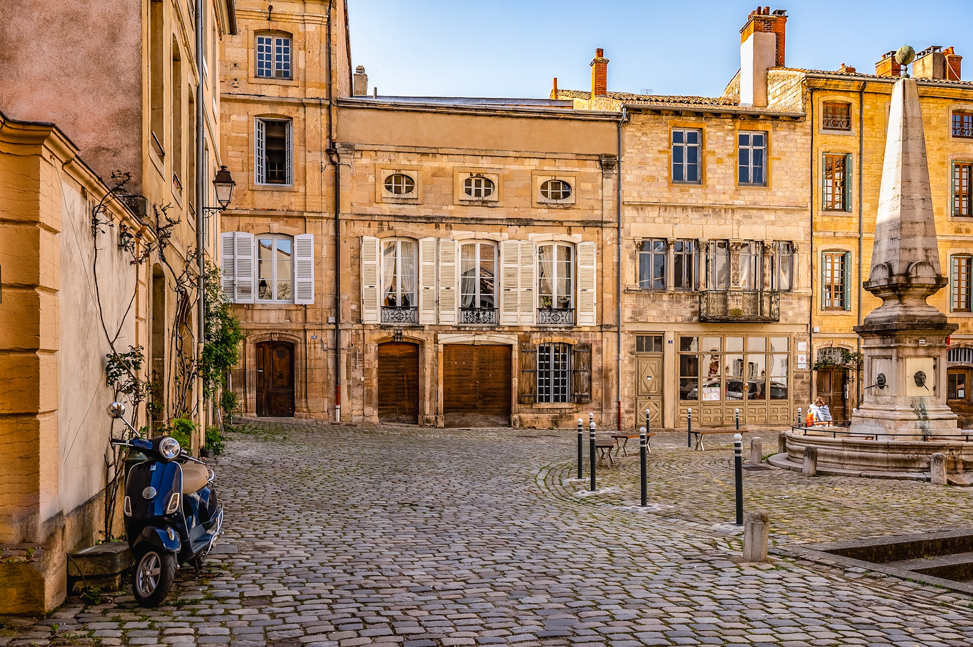 La sympathique et vivante ville de Cluny recèle de trésors patrimoniaux comme les maisons romanes, l'hôpital hospice ancien hôtel dieu et bien sûr l'abbaye et ses dépendances.Aujourd'hui, je vous présente la place qui se situe devant l'église Notre Dame. Suivant l'éclairage, je lui trouve un côté place italienne ; certaines maisons qui la bordent méritent le coup d'œil.