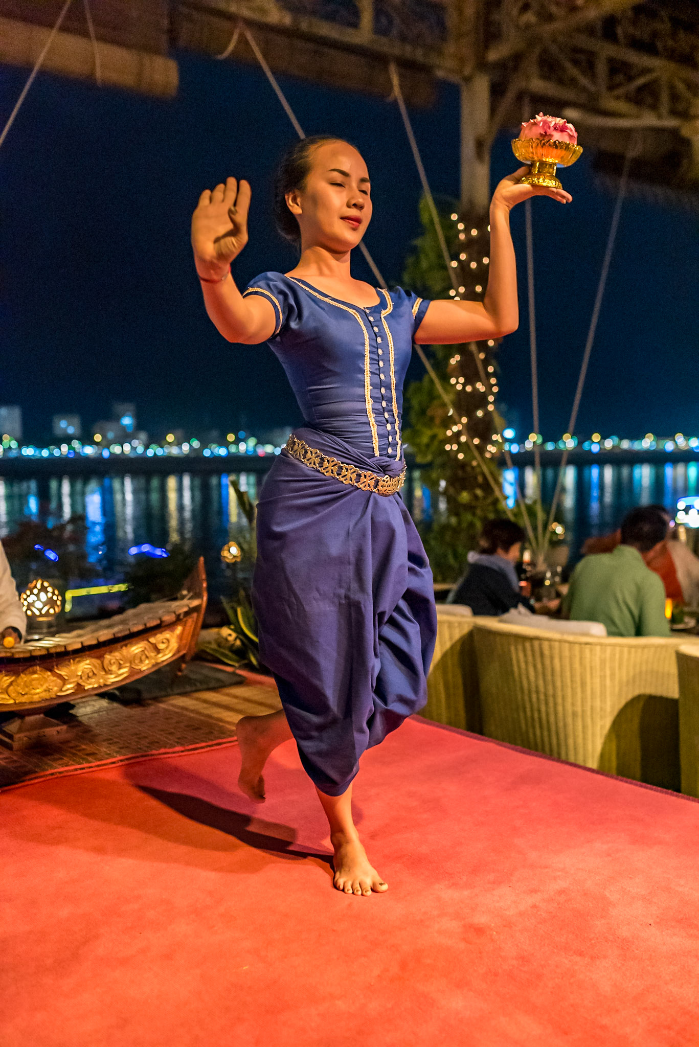 Elle danse pour ceux qui regardent, et pour ceux qui se souviennent. 