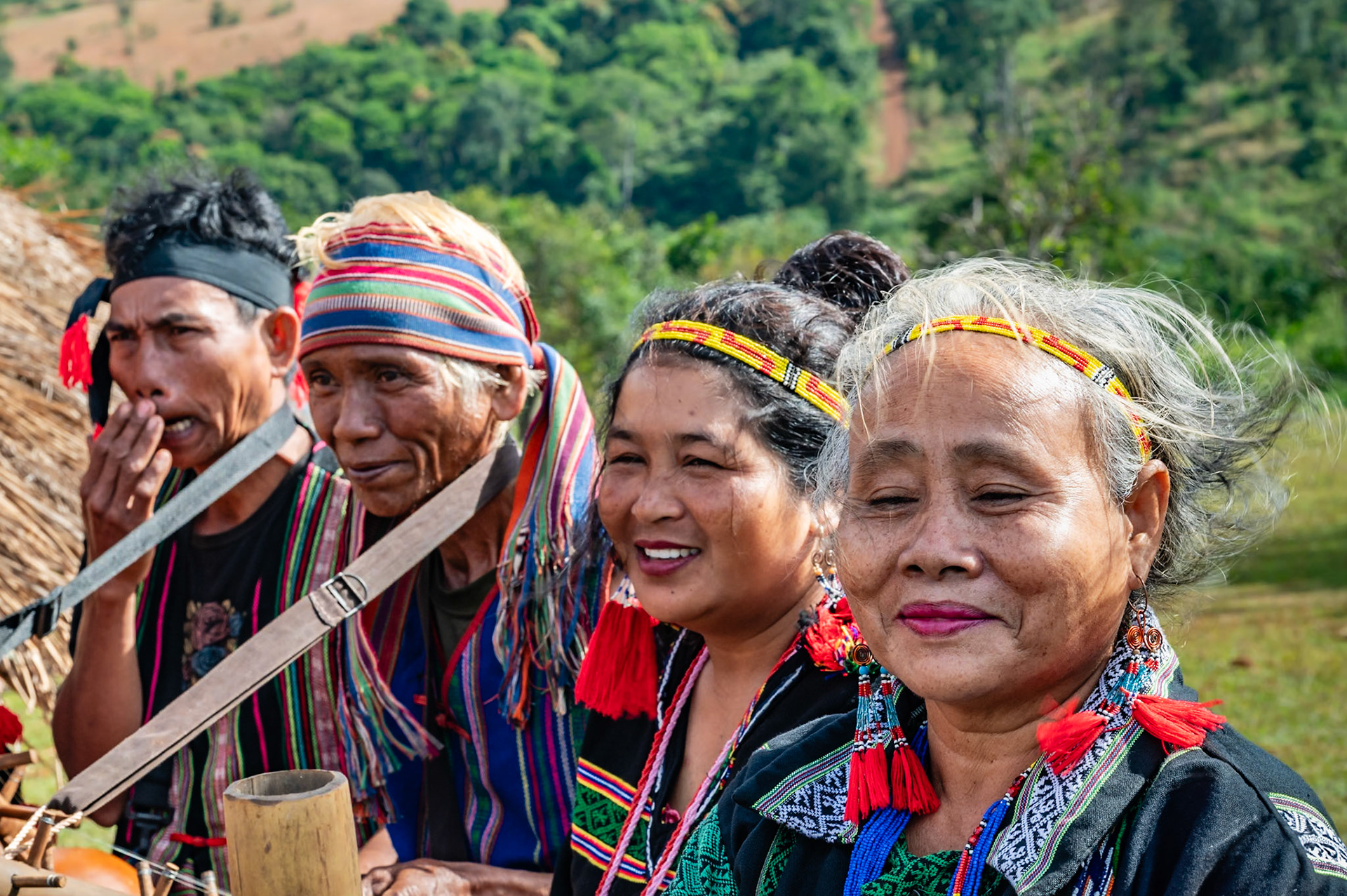 Je suis plongé au cœur du village de Putang, dans l'Est du Cambodge où les villageois Bunong tentent de m'initier à leurs incantations agricoles. Pour mémoire, cette région, proche de la frontière avec le Vietnam, a subi les bombardements au gaz défoliant pendant la guerre du Vietnam qui visaient à supprimer toute végétation, rendant ainsi visibles les mouvements sur la piste Ho Chi Minh.