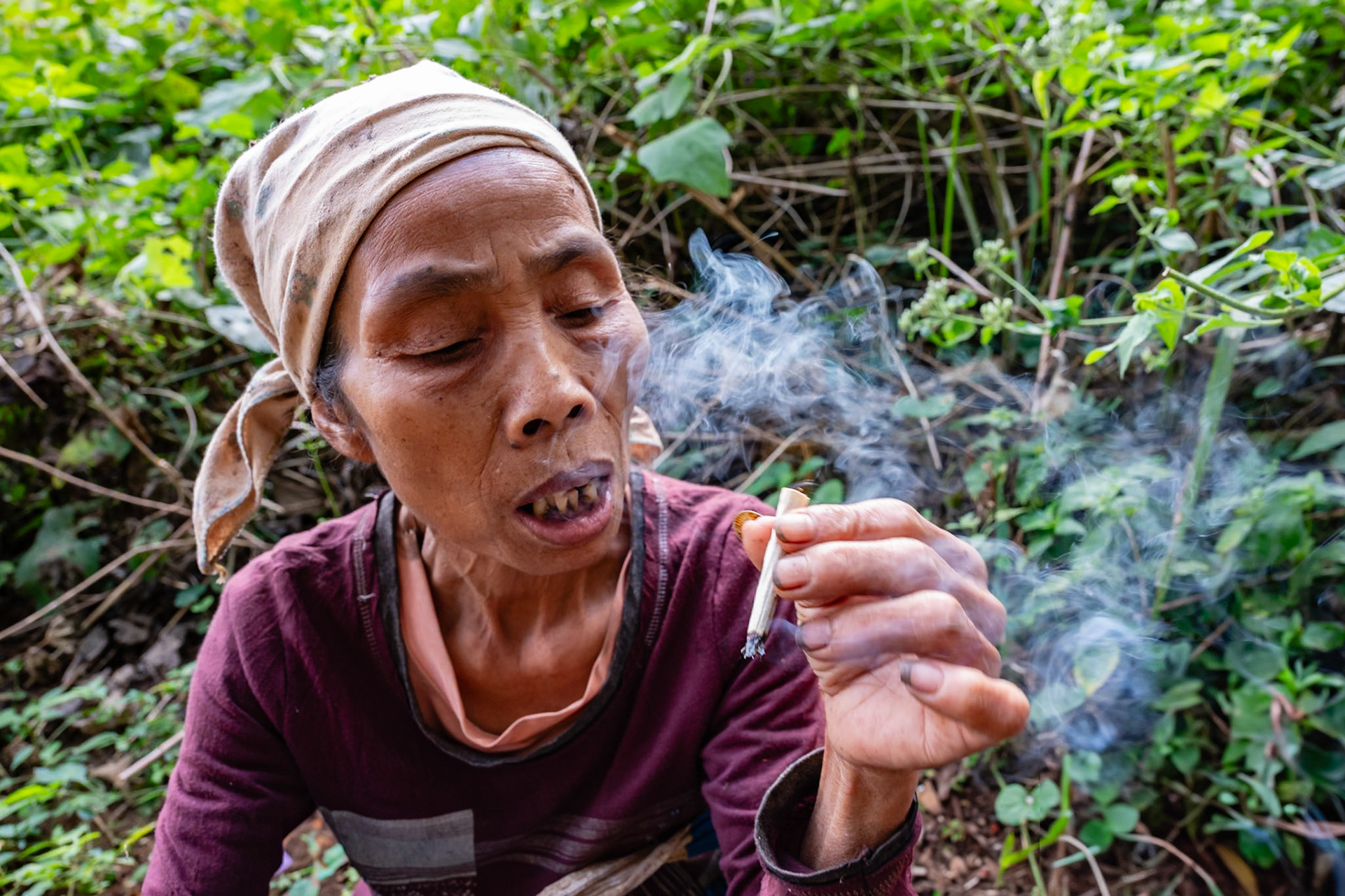 Je randonne dans les montagnes du Centre du Laos et je croise cette dame assise au bord du chemin. Laddavan, c'est son prénom, vient de terminer ses travaux agricoles dans son champ tout proche. Elle a besoin de récupérer me dit elle. Devant moi, elle roule sa mixture tabagique dans une espèce de feuille naturelle, l'allume et tire à grandes bouffées. C'est hallucinant !