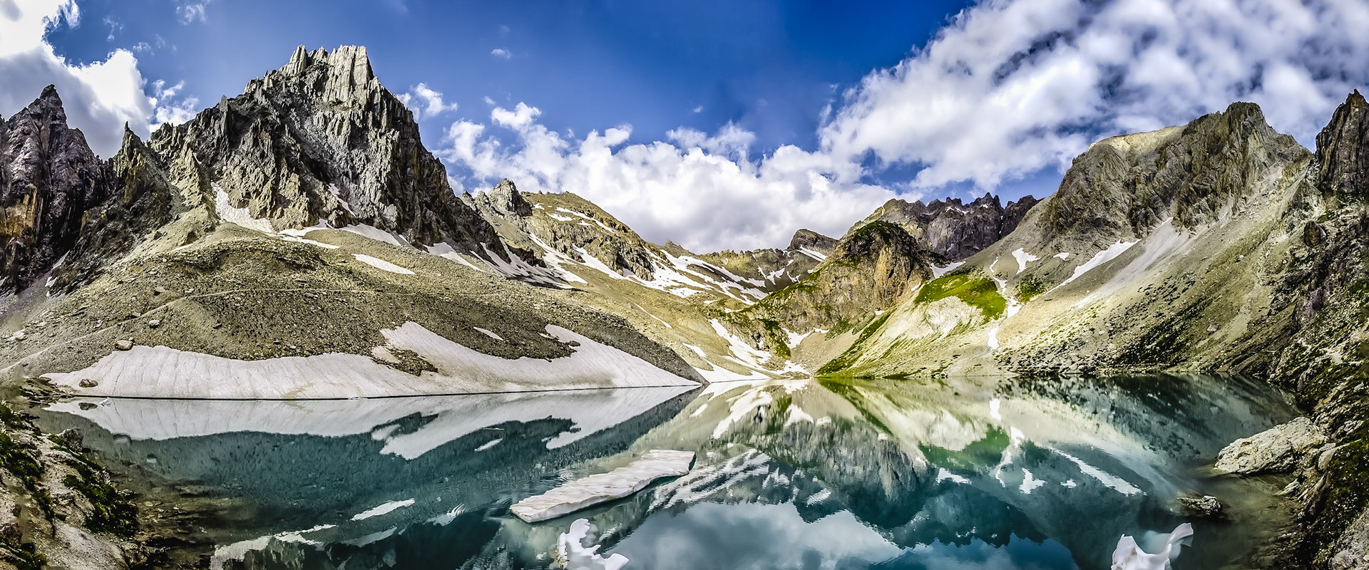 Situé à 2504m d'altitude, dans le massif des Cerces, ce lac est magique dans son écrin minéral.  Notamment au début de l'été quand les derniers névés subsistent pour indiquer le sens de la visite