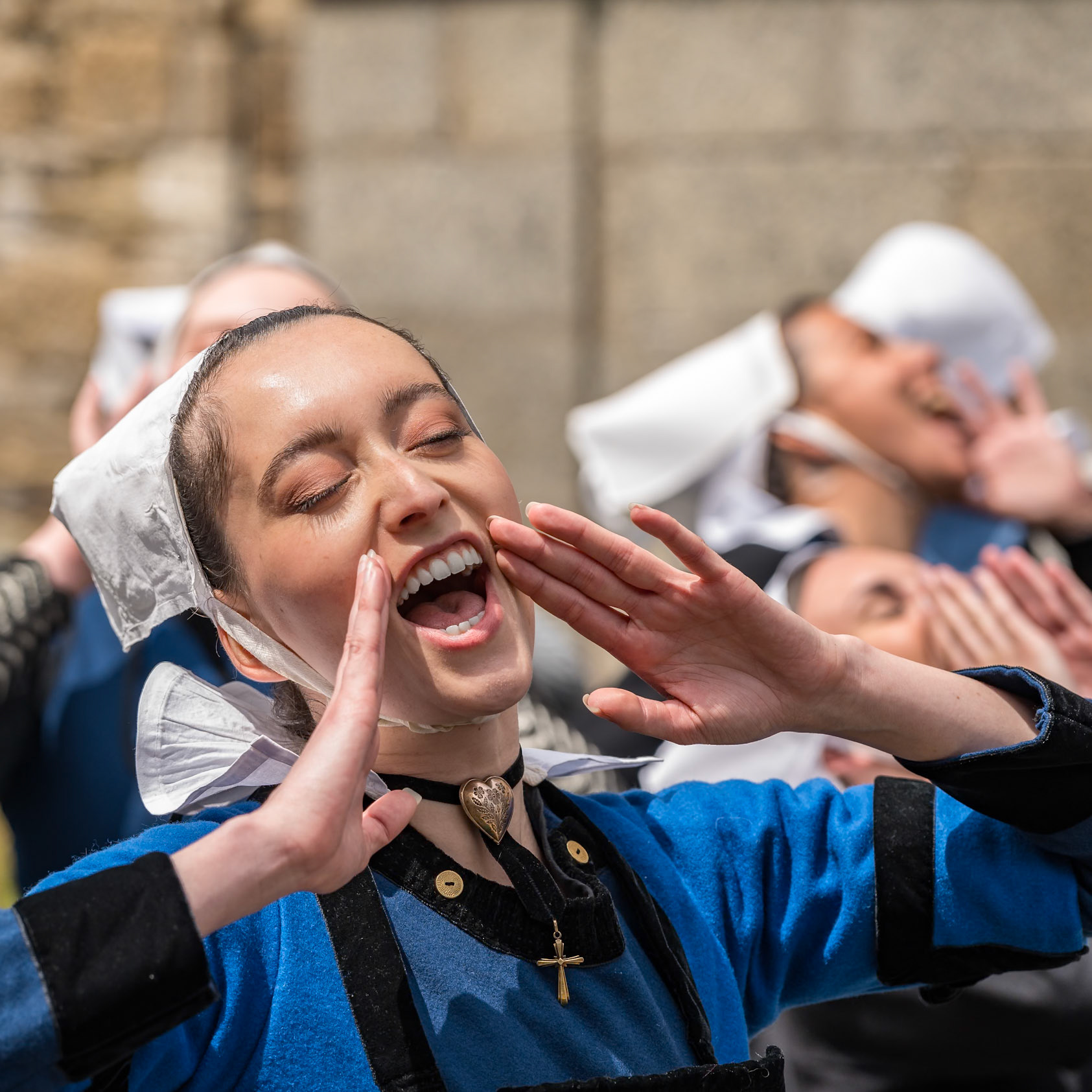 Et soudain, la voix.Un cri qui n’est pas un cri,mais un appel,une joie,un éclat de vie.La tradition parle,et tout le monde l’entend.