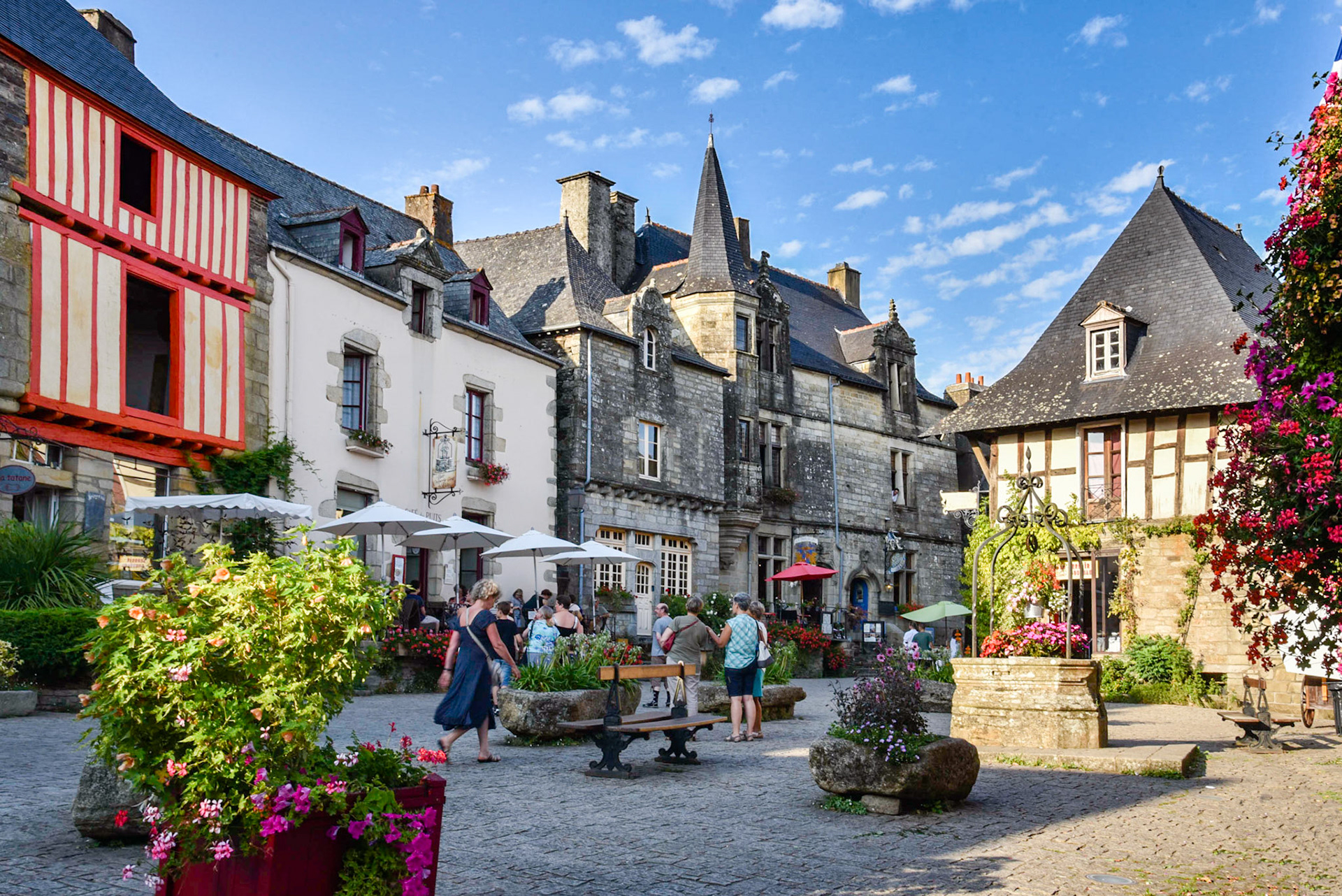 Les maisons autour de cette place de Rochefort en Terre sont datées du XIVème siècle au XVIIIème siècle. Remarquez la balance sculptée au dessus de la porte près du puits : ce bâtiment abritait le tribunal seigneurial.The houses around this square in Rochefort en Terre are dated from the 14th century to the 18th century. Note the sculpted scale above the door near the well: this building housed the stately court.