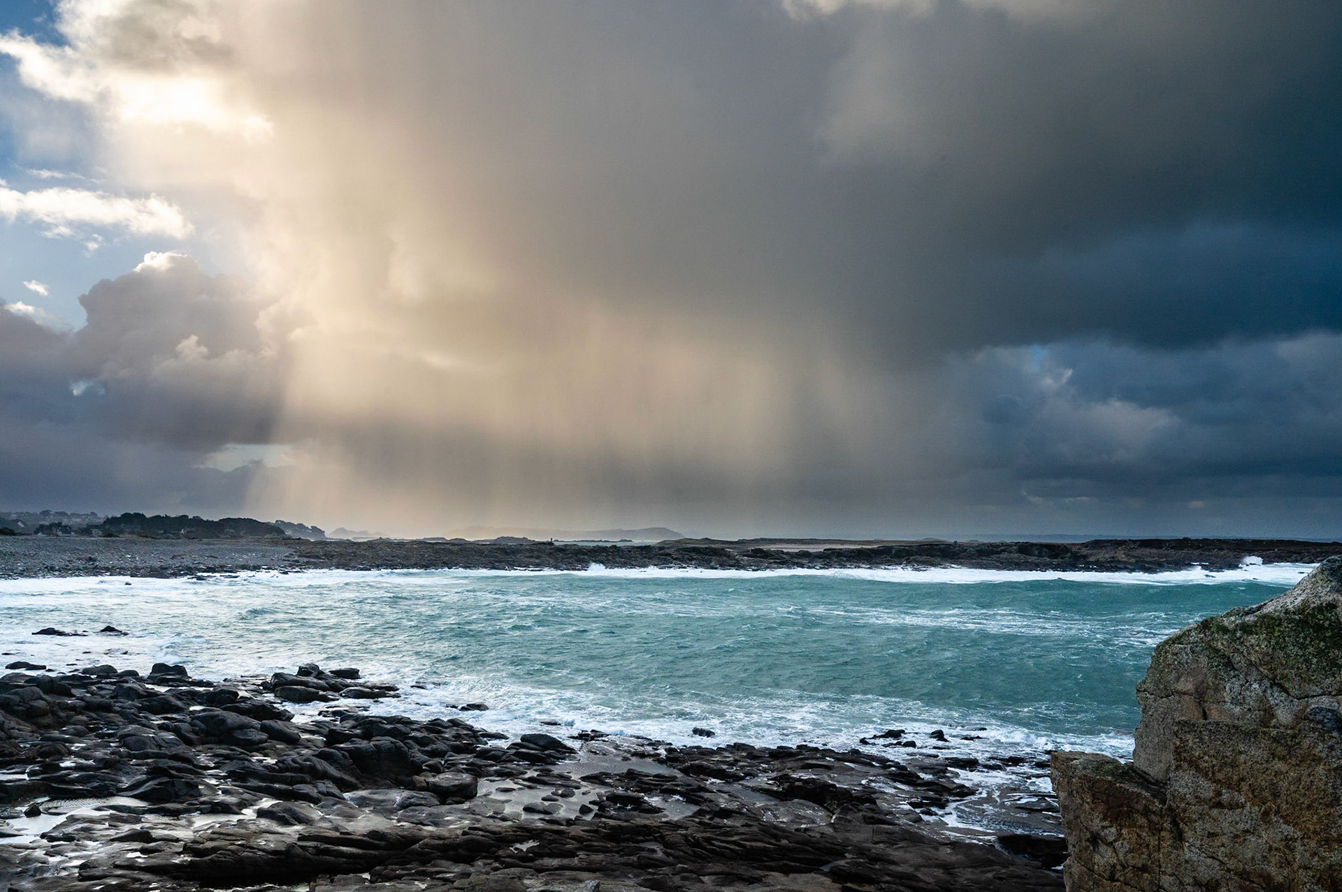 Les grains et les coups de vent se sont succédés sur Île Grande pour délivrer de fabuleux moments entre clair obscur.Un paysage comme seuls les bords de mer peuvent nous délivrer.