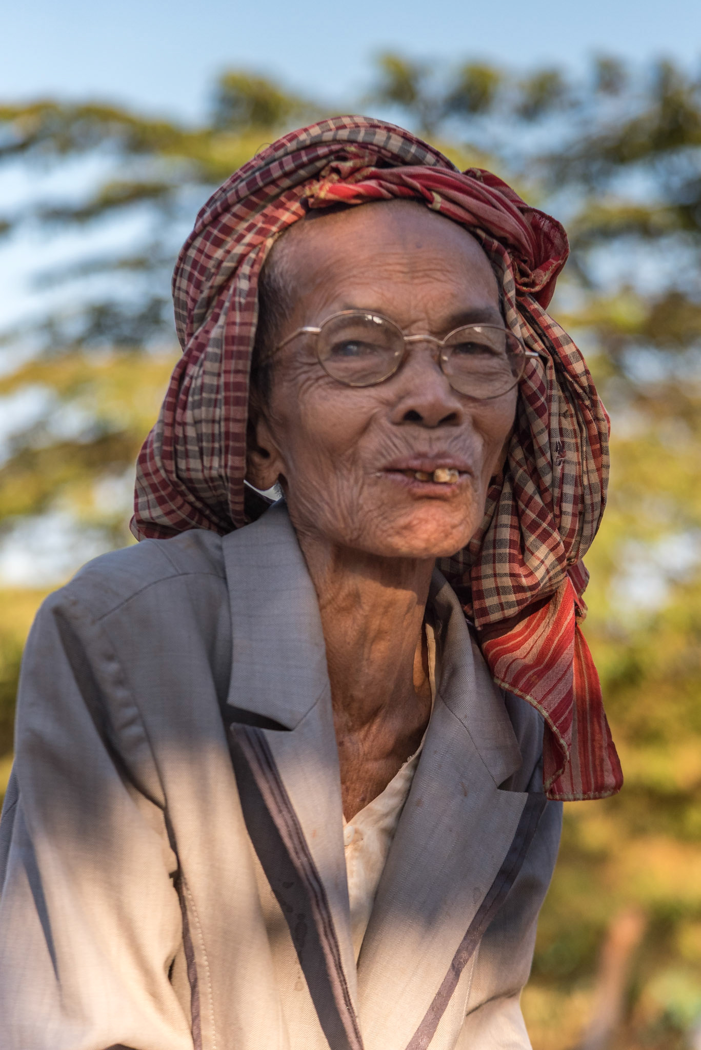 Son visage est calme, comme un arbre qui a vu passer les saisons.