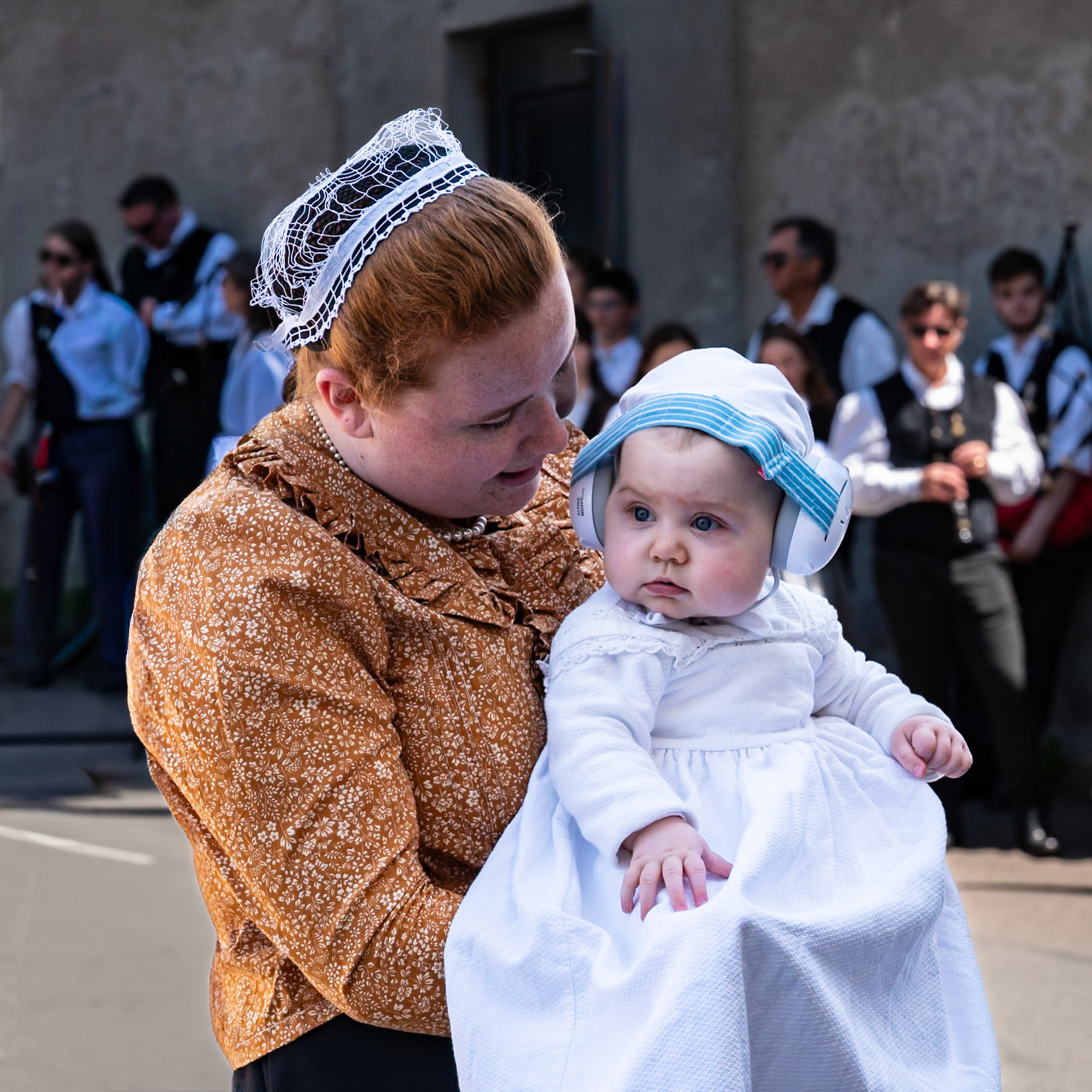 Dans ce tumulte,un instant suspendu. Une femme, un enfant,un geste de protection,un souffle partagé. C’est ici que tout se transmet,sans bruit,sans effort,comme une évidence.