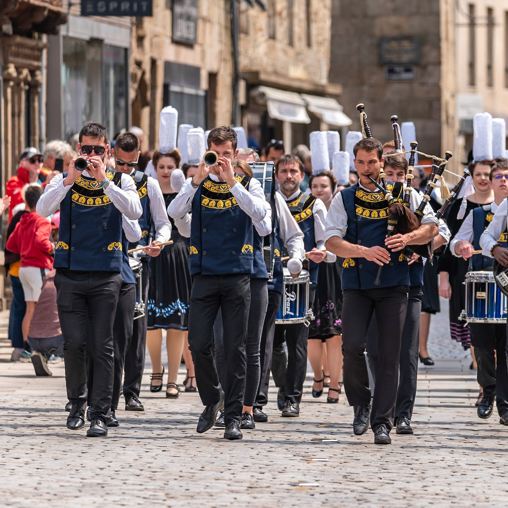 Les instruments s’élèvent, les joues se gonflent, les doigts courent. La ville devient caisse de résonance.