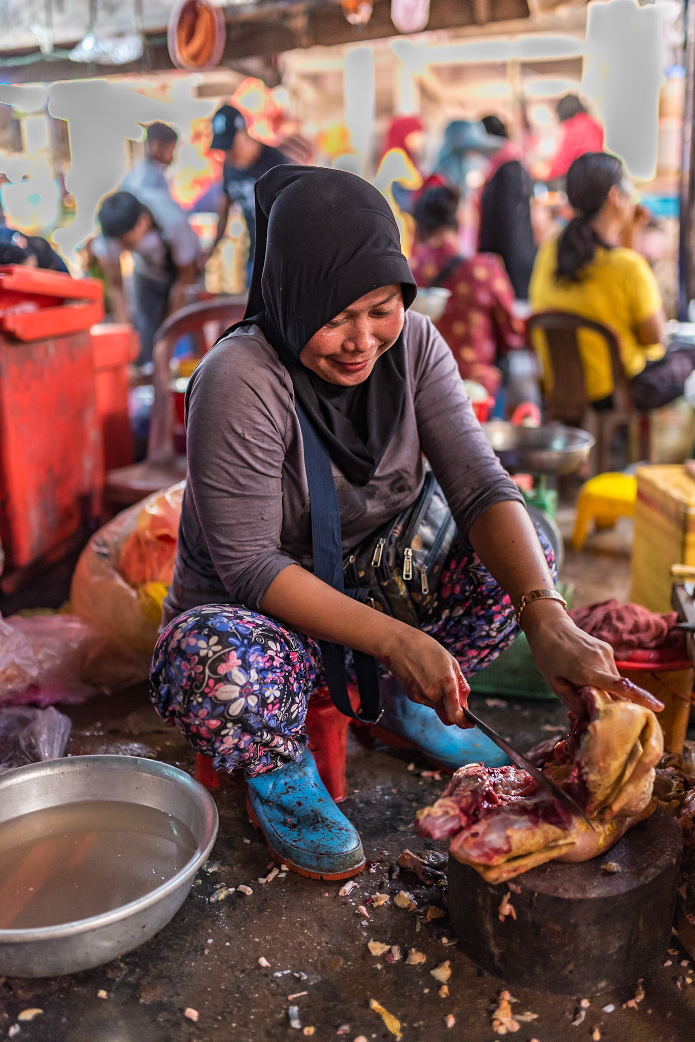 Elle tranche avec précision, au rythme du marché qui ne s’arrête jamais.  