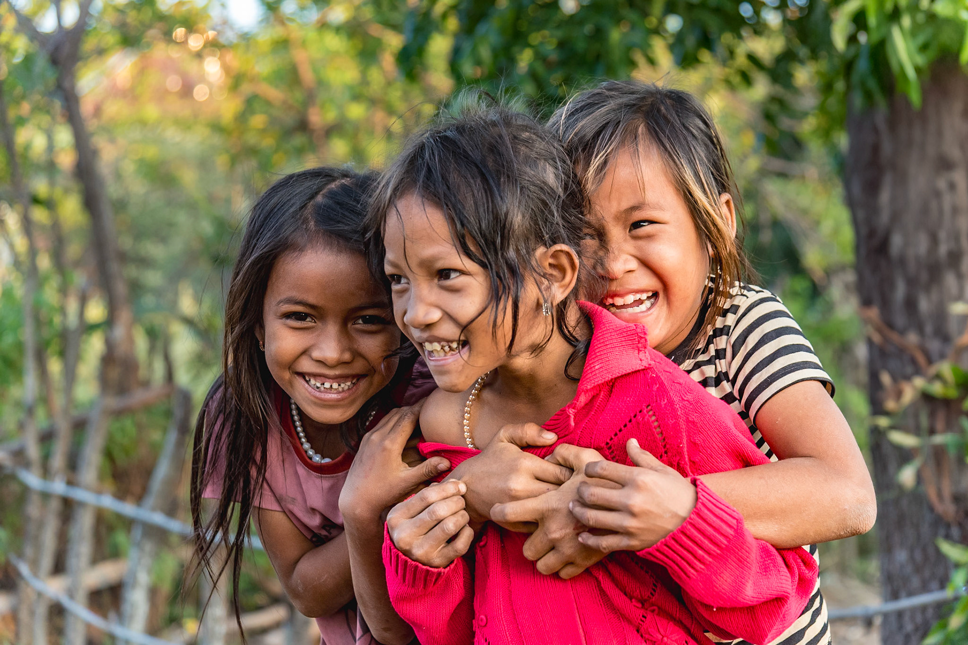 Je viens de traverser, en pirogue, le Tonlé Sap au centre du Cambodge, près de Kampong Chhnang. La complicité est rapidement née avec ces trois gamines pour donner ce joli portrait plein de vie. Les enfants cambodgiens sont joyeux en général et leurs sourires font plaisir à voir.