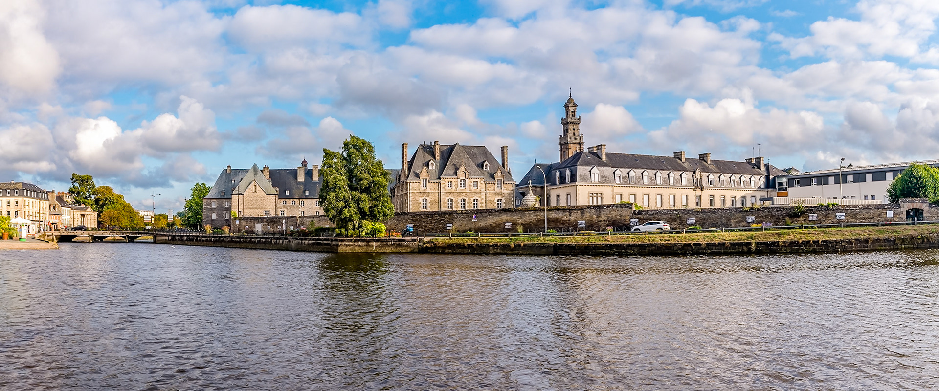 À Lannion (Côtes-d’Armor), lorsqu’on longe la rive gauche du Léguer en centre-ville, on ne voit que lui : le monastère Sainte-Anne, ses vitraux et ses belles pierres.Arrivées en 1667, les religieuses hospitalières ont été présentes durant trois siècles sur les bords du Léguer.Aujourd’hui, le site du monastère Sainte-Anne a trouvé de nouvelles vocations, avec une médiathèque Alain-Gouriou et ses quelque 100 000 documents, avec un centre d’information et d’orientation et l’espace Sainte-Anne, dédié aux associations.