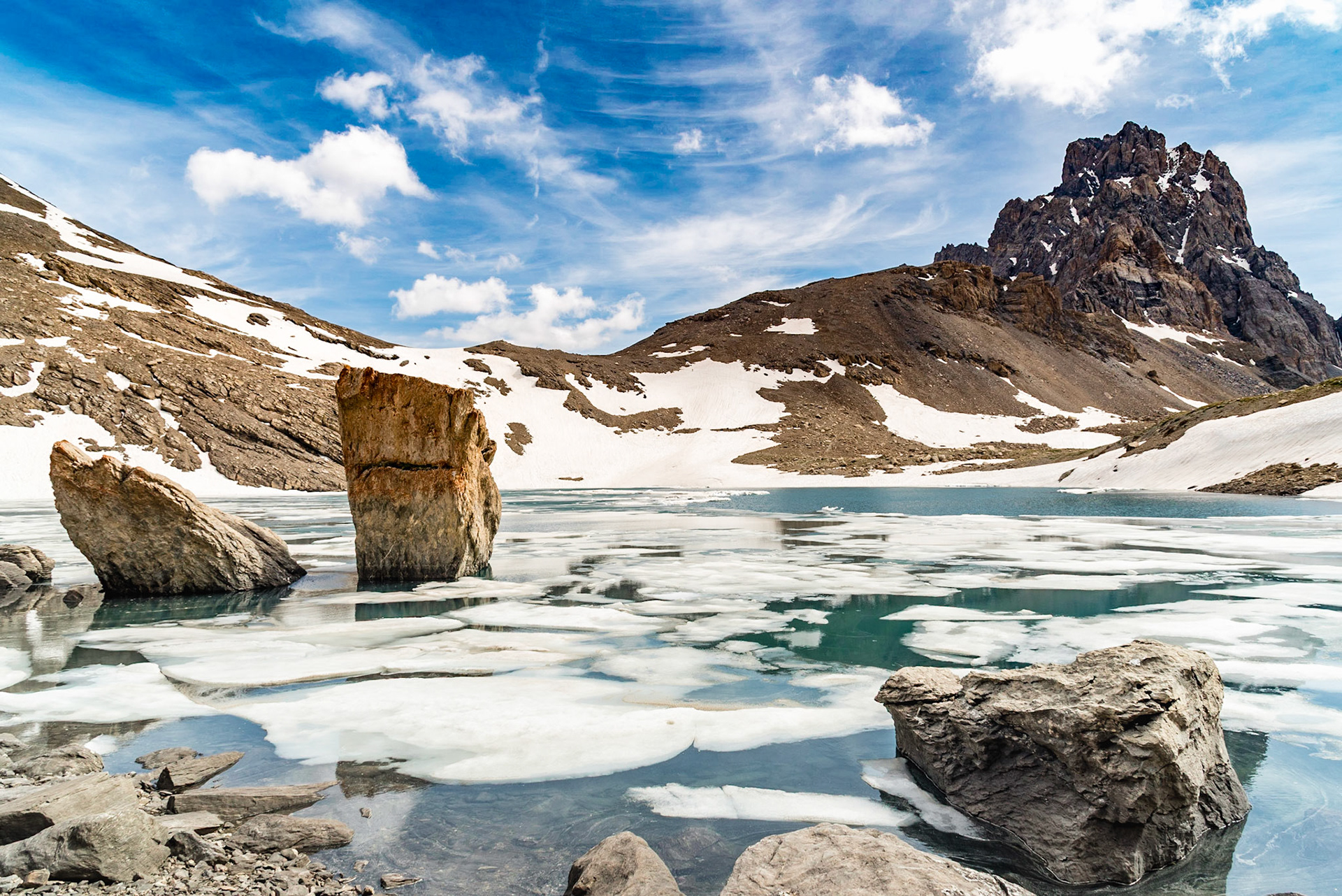 Au pied de l'Aiguille de Chambeyron, enchassé dans un univers minéral magnifique, le lec des 9 Couleurs est d'une beauté remarquable notamment en fin de printemps lors de la débâcle