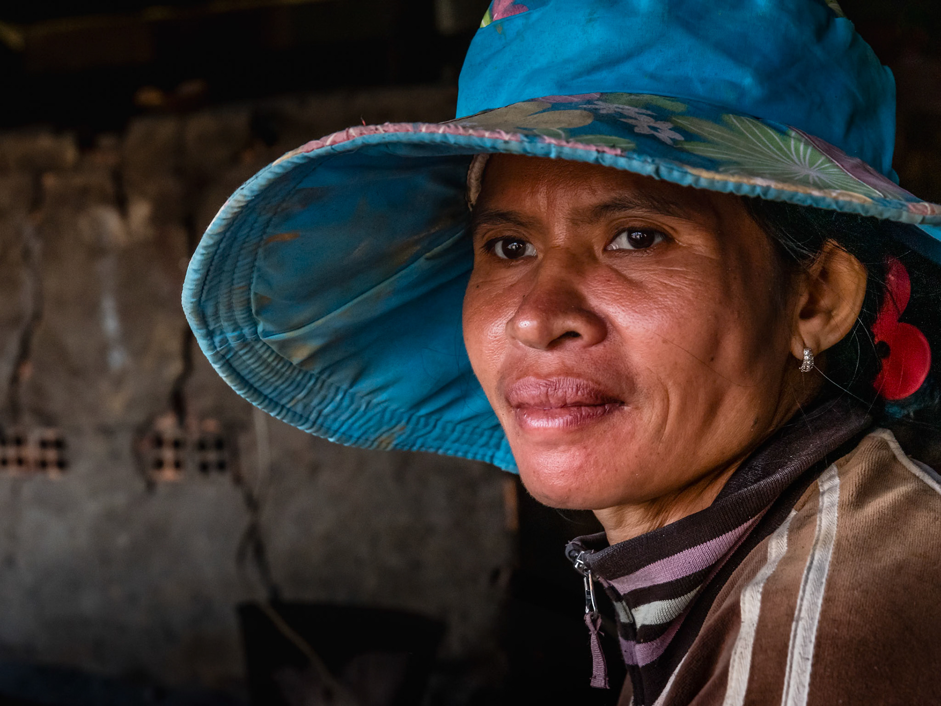 J'ai rencontré cette ouvrière dans une poterie au centre du Cambodge. J'ai été frappé par la profondeur de son regard et elle a accepté de prendre la pose pour moi. Un vrai moment de partage