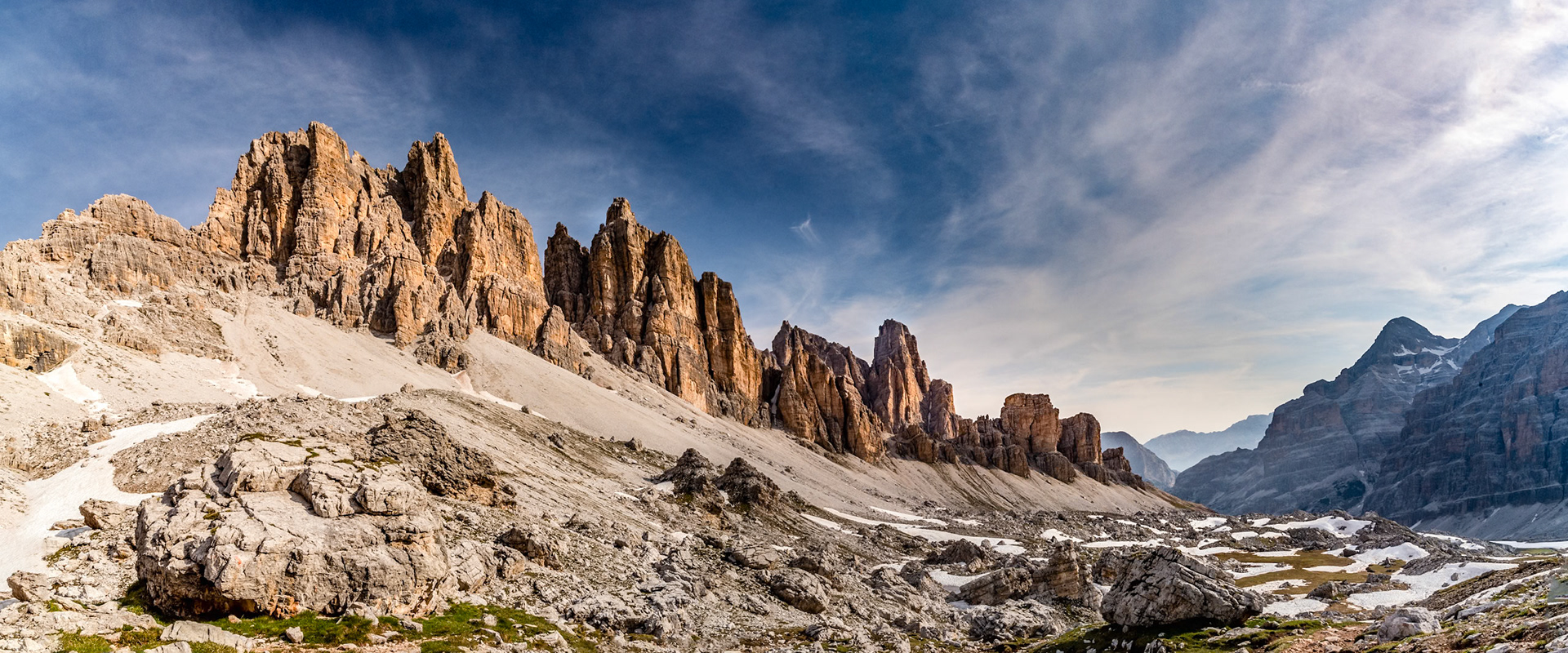 Les Dolomites ont un côté très particulier dans leur configurarion géologique. Cela développe des panoramas surprenants, comme ce val de Travenanzes très minéral, vu depuis le Col de Bios