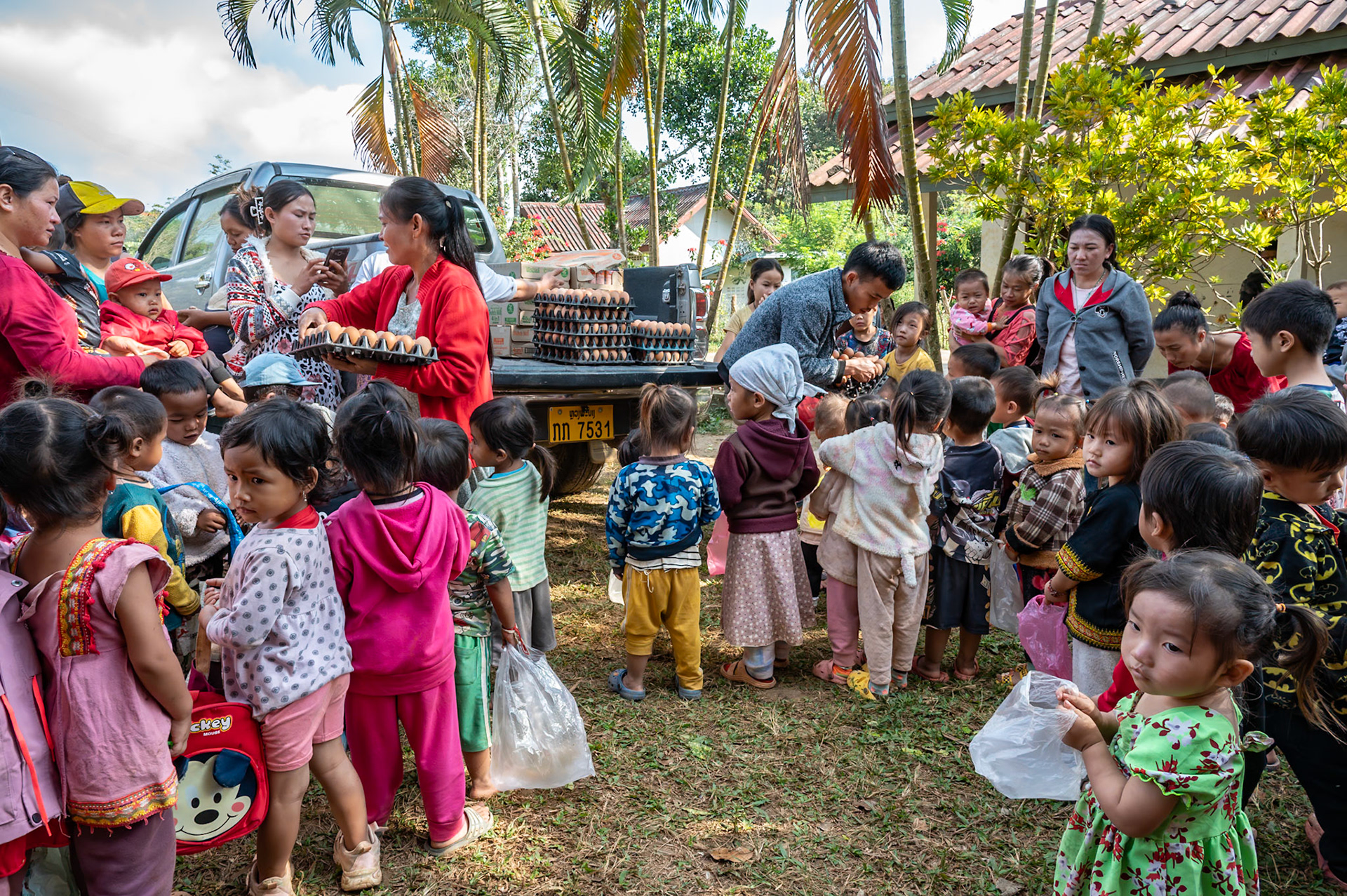 Originaire de ce village de Ban Long au centre du Laos, cette famille ayant réussie, est venue avec un pick-up chargé de victuailles, lait, œufs et friandises….L'école s'arrête, les familles sont rassemblées sur une place et la distribution commence.Chacun recevra sa dotation dans une atmosphère détendue. C’est touchant !