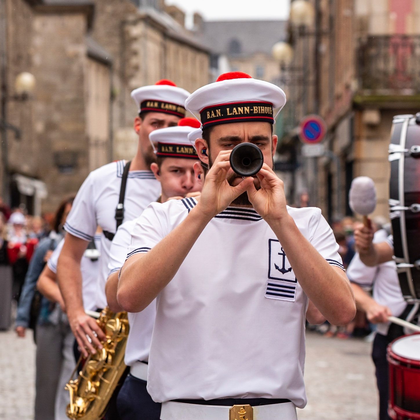 Les pas s’accordent, les corps s’alignent.La musique arrive, et on sent déjà son souffle dans la cadence des silhouettes.
