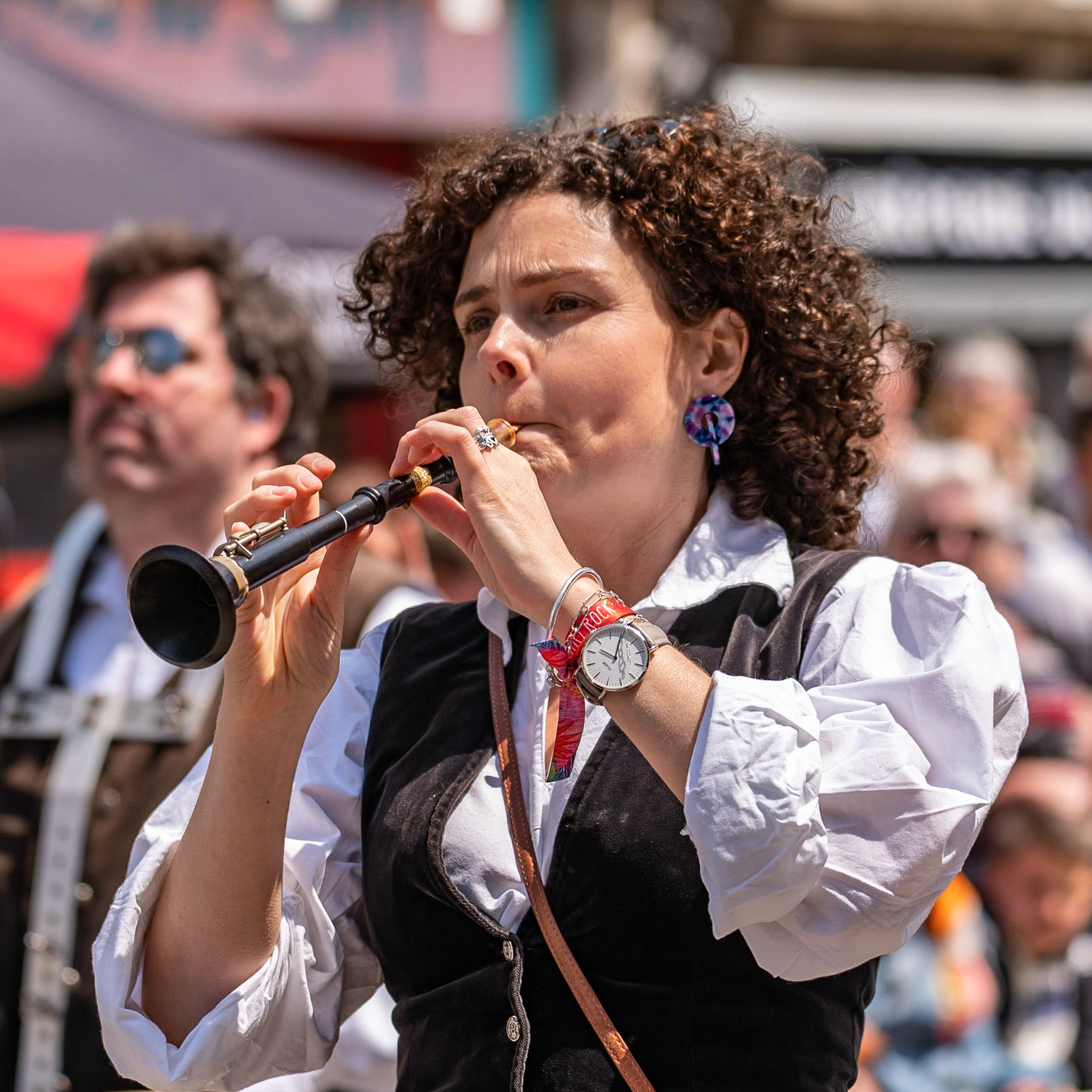 Une musicienne se détache. Dans son souffle, on entend les siècles, on voit la mémoire vibrer.
