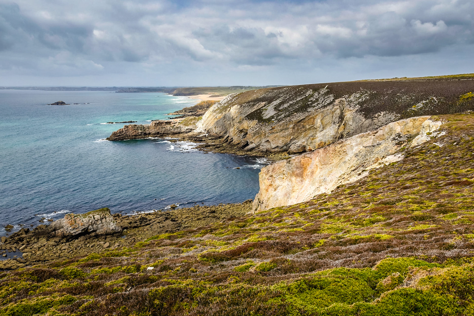 Je vous conseille cette belle randonnée autour du Cap de la Chèvre. Les paysages y sont très variés entre ambiance méditéranéenne, falaises érodées comme ici autour de la pointe de Kerroux et belle plage comme celle de La Palue