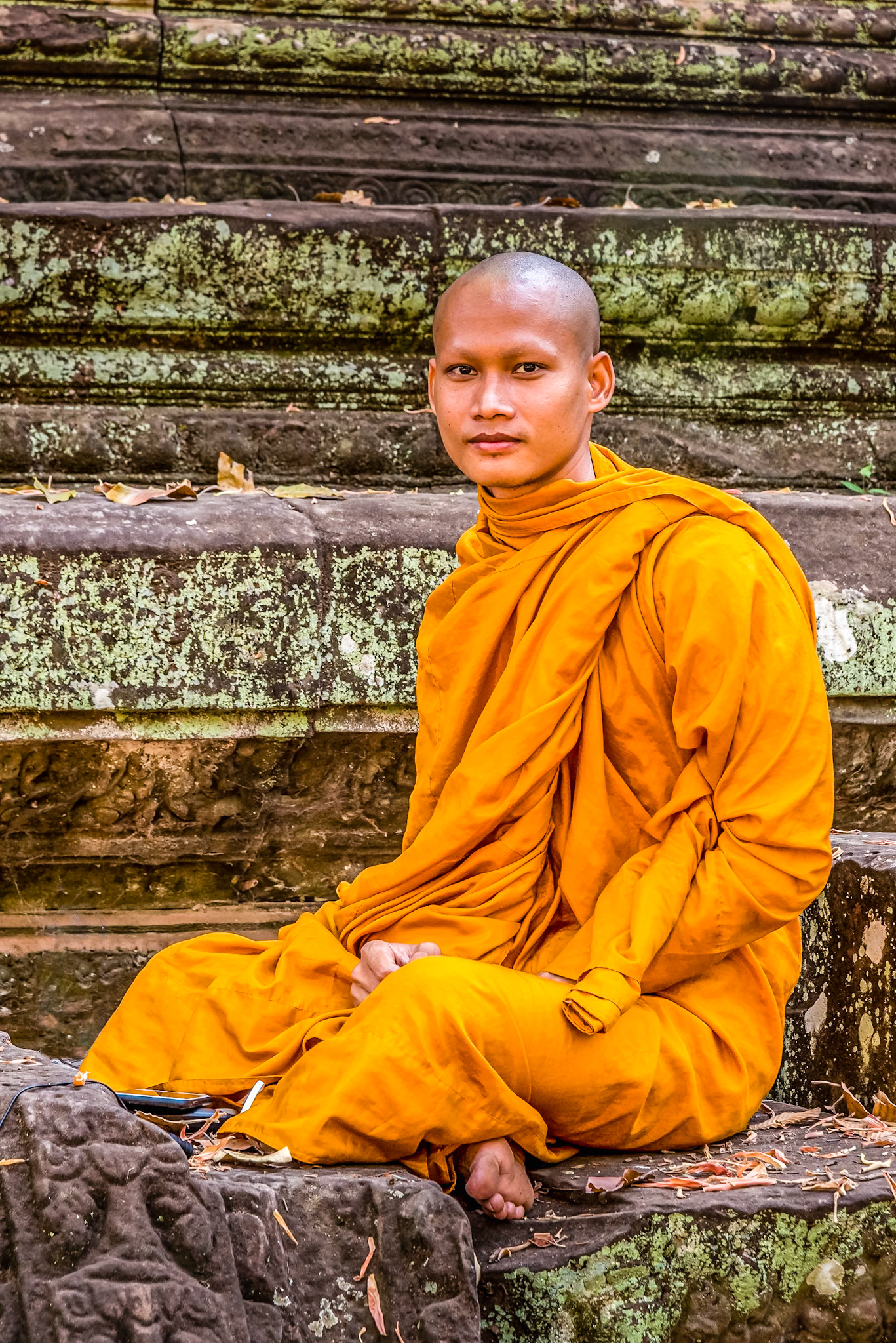 Il est là, immobile, comme une pierre qui respire. 