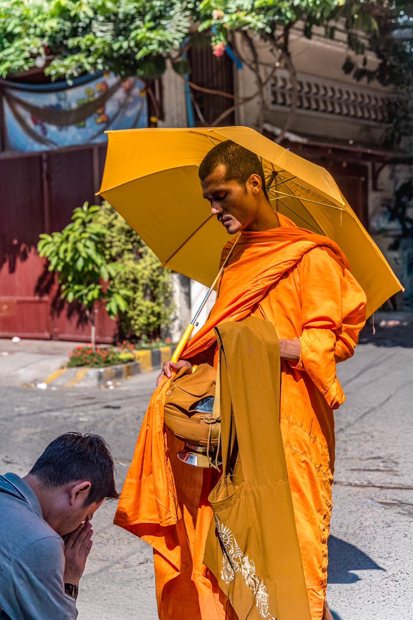 De bonne heure le matin, je suis dans les rues de Battambang, au Nord Ouest du Cambodge. Il y a plus de 50 000 moines bouddhistes au Cambodge et environ 4 000 pagodes. Le bouddhisme est la religion d'État.Les moines bouddhistes occupent une place influente et omniprésente dans la société cambodgienne. Ils reçoivent des offrandes et des prières pour que leur donateur s'attire les bonnes grâces.