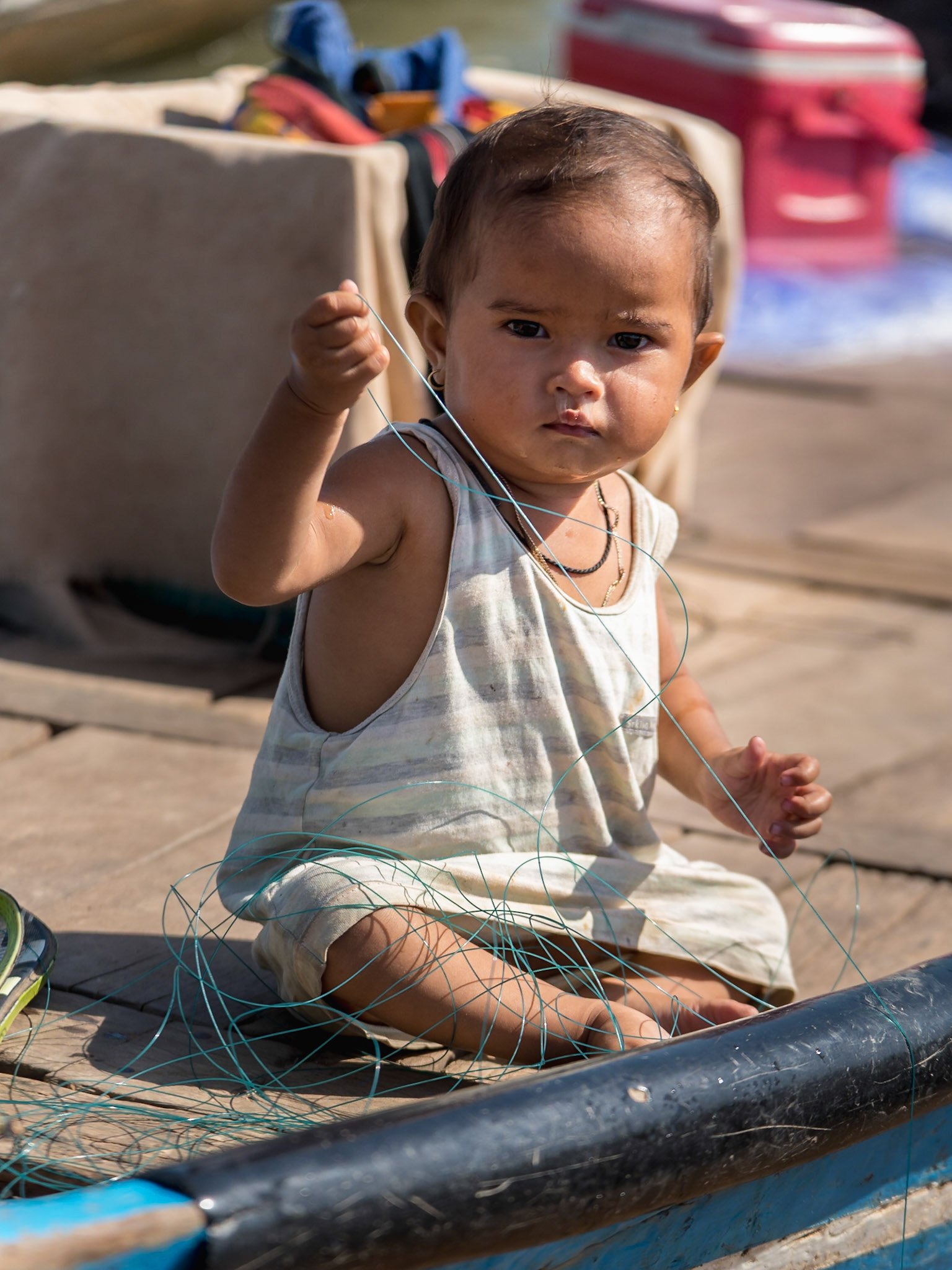 Elle ne dit rien, mais son regard contient tout. 