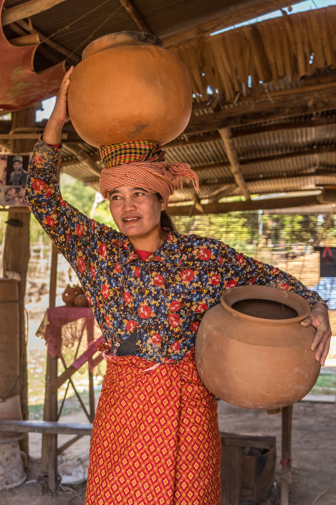 Elle équilibre la terre cuite comme on porte le monde. 