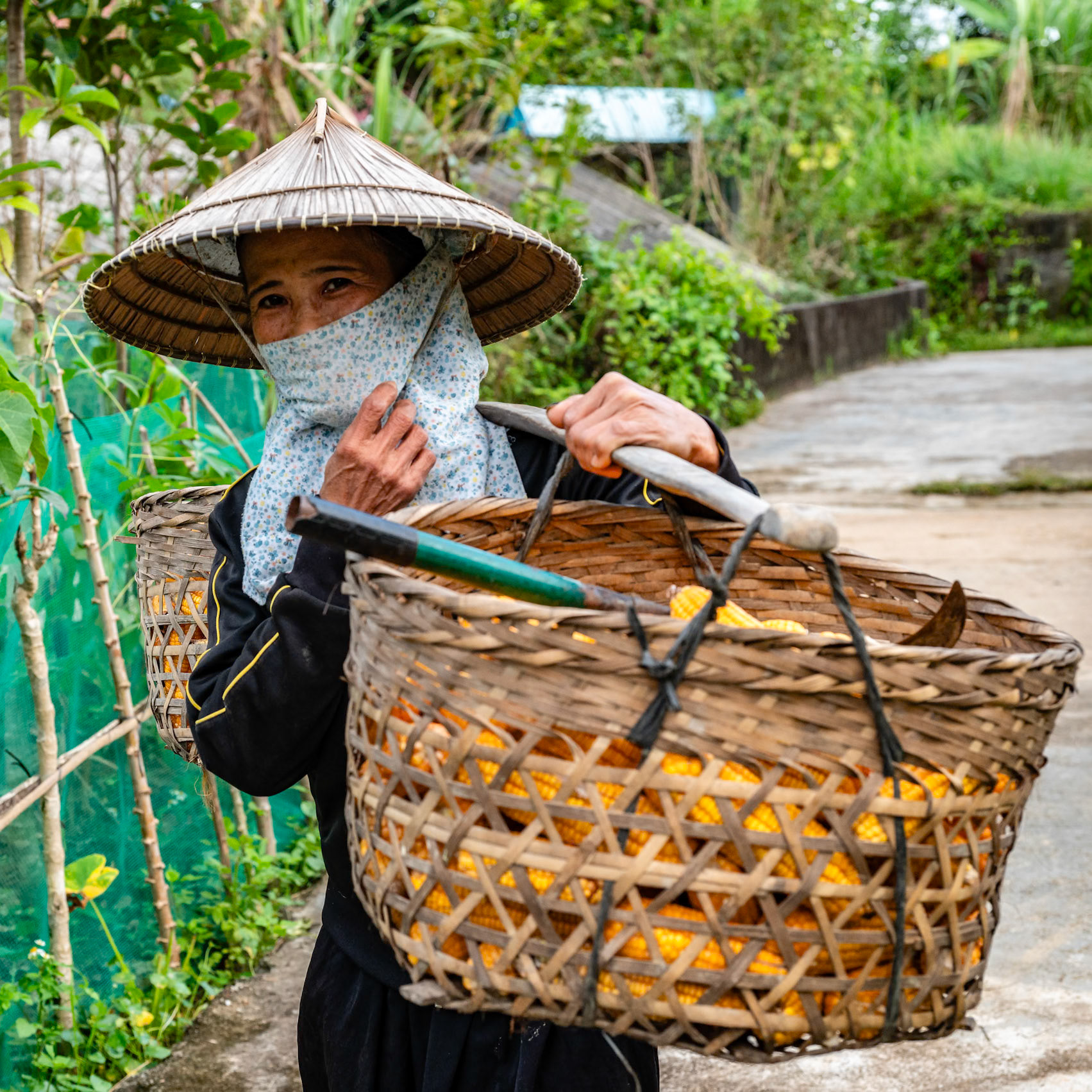 Elle avance, et le poids devient comme une danse.