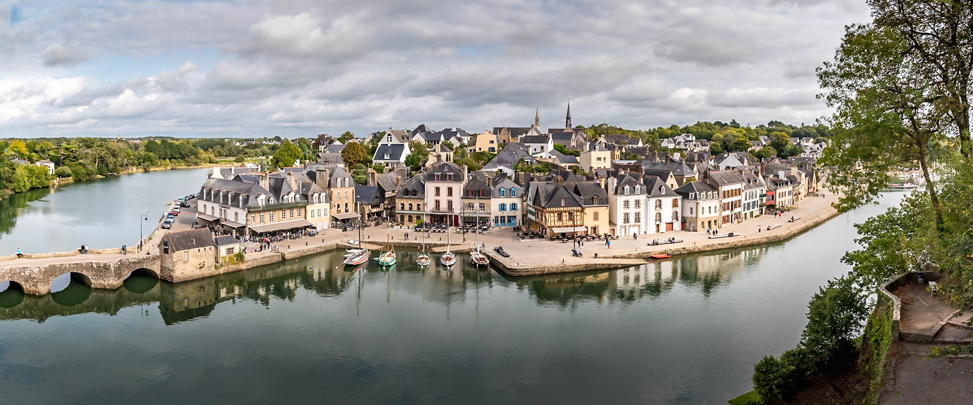 Quand vous descendez de la vieille ville d'Auray par les remparts, vous avez cette jolie vue sur le port de Saint Goustan