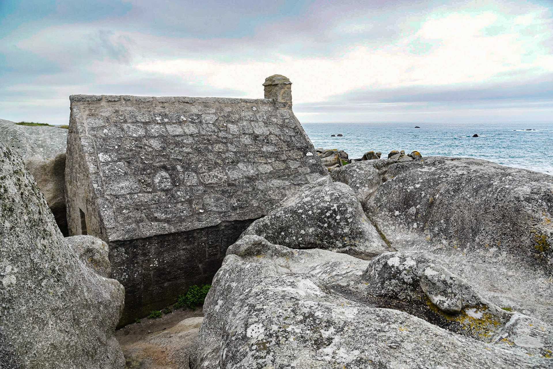 Meneham du breton « Menez ham », signifie « le hameau sur le mont ». Implanté sur la commune de Kerlouan, le site de Meneham se situe au cœur du Pays Pagan qui s’étire de Goulven jusqu’à Plouguerneau. Faussement traduit par « païen », le mot « pagan » signifie « paysan ». Riche de 300 ans d’Histoire, le site de Meneham regorge d’histoire(s) grandeur nature ! Son acte de naissance remonte aux années 1756, lorsque le corps de garde est édifié au milieu des rochers. Quant au village, il est créé au XIXe siècle et abritait des douaniers puis des habitants vivant à la fois de la terre et de la mer.