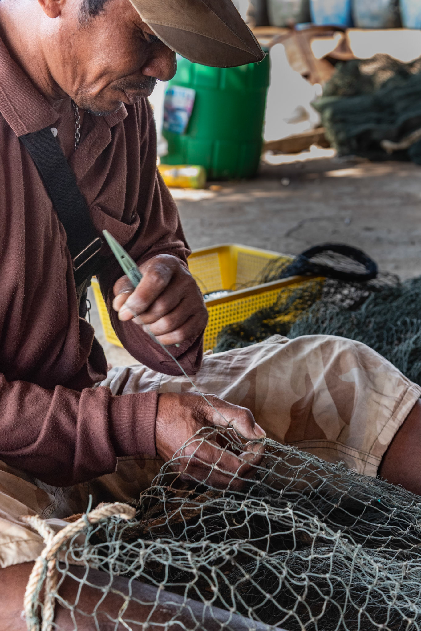 Il tisse le silence, maille après maille, entre ciel et rivière.  