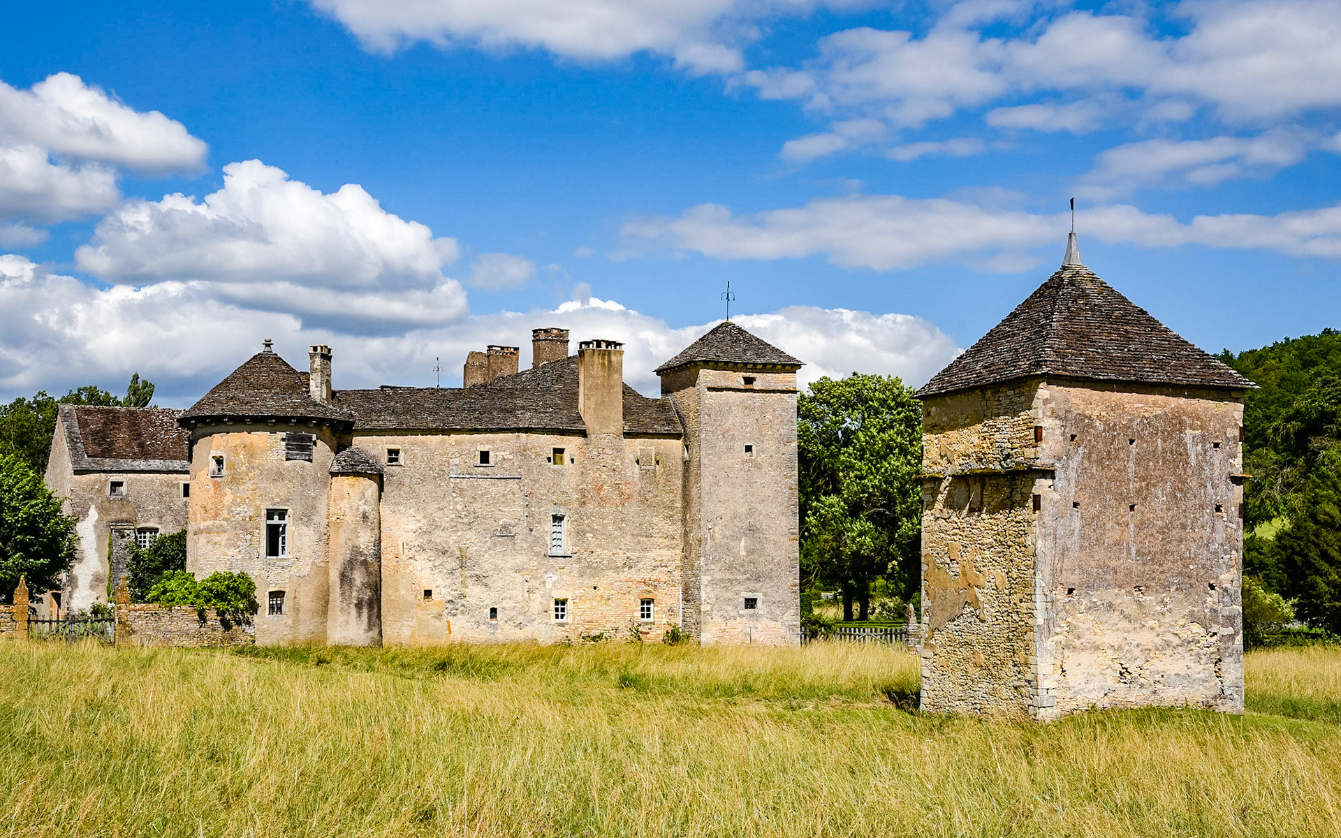 Le Château d'Ozenay, classé Monument Historique, bâtisse des 13ème et 17èmes siècles est situé au cœur du village à côté d'une remarquable église romane du 12ème. C'est un peu le joyau du verdoyant vallon de la Natouze sur la route de Tournus à Cluny. Il est, et ce depuis 1604, une propriété privée de la famille d'Ozenay avec chambre d'hôtes.Dommage, il ne se visite pas.