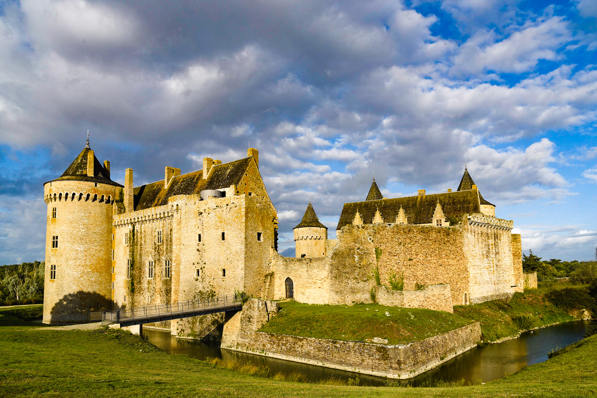 Résidence des ducs de Bretagne, il fut construit à la fin du Moyen Âgese au bord de l'océan Atlantique sur la commune de Sarzeau, au cœur de ce qui était autrefois un vaste espace boisé. Longtemps laissé à l’état de ruine, le château est finalement classé en 1840 après la visite de Prosper Mérimée, cinq ans plus tôt, qui le met sur la première liste des monuments historiques. À l’époque, le château est visité pour le caractère romantique de ses ruines.Aujourd'hui propriété du département du Morbihan qui le restaure d'années en années, il est situé dans la presqu'île de Rhuys entouré de marais salants et de prairies.