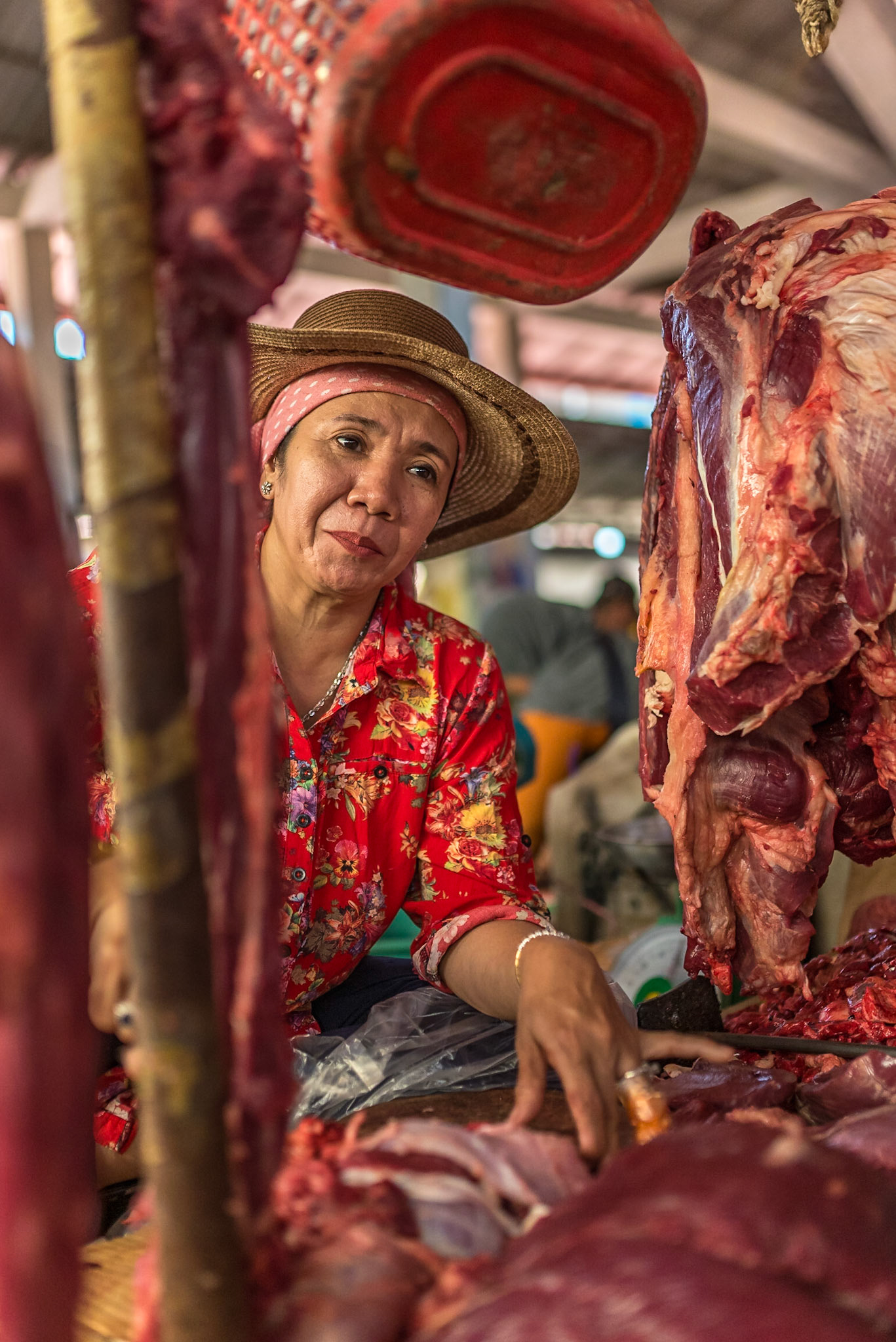 Elle se tient droite, entre les ombres suspendues et la lumière du jour.  