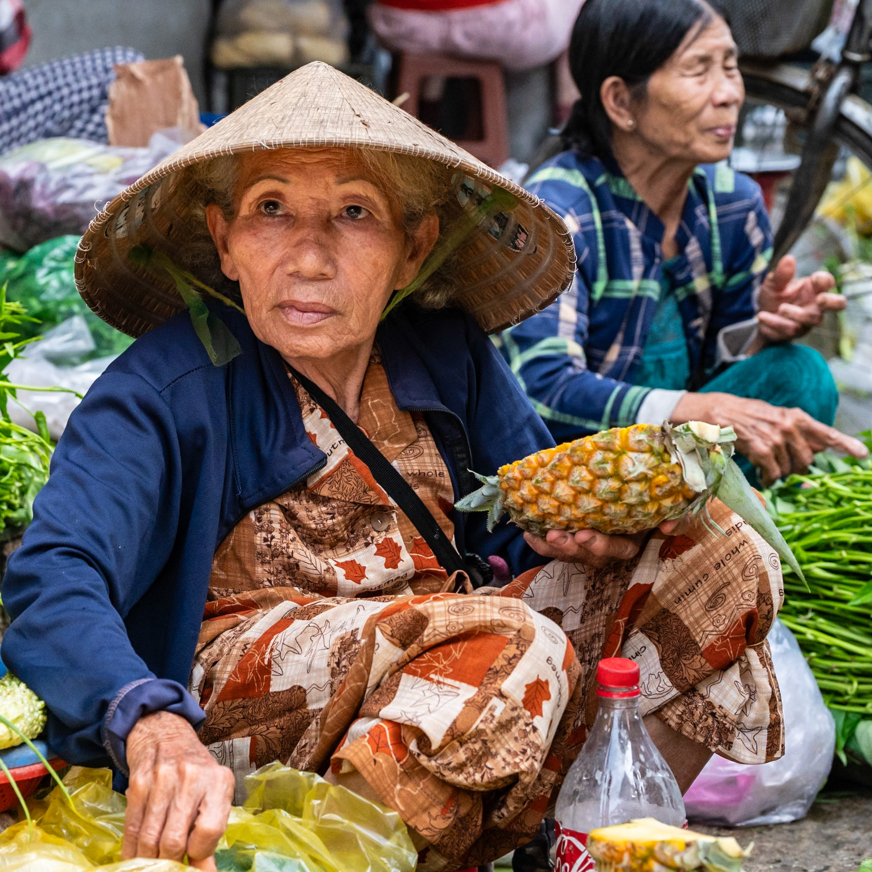 Elle prépare et présente le fruit comme on offre un sourire.
