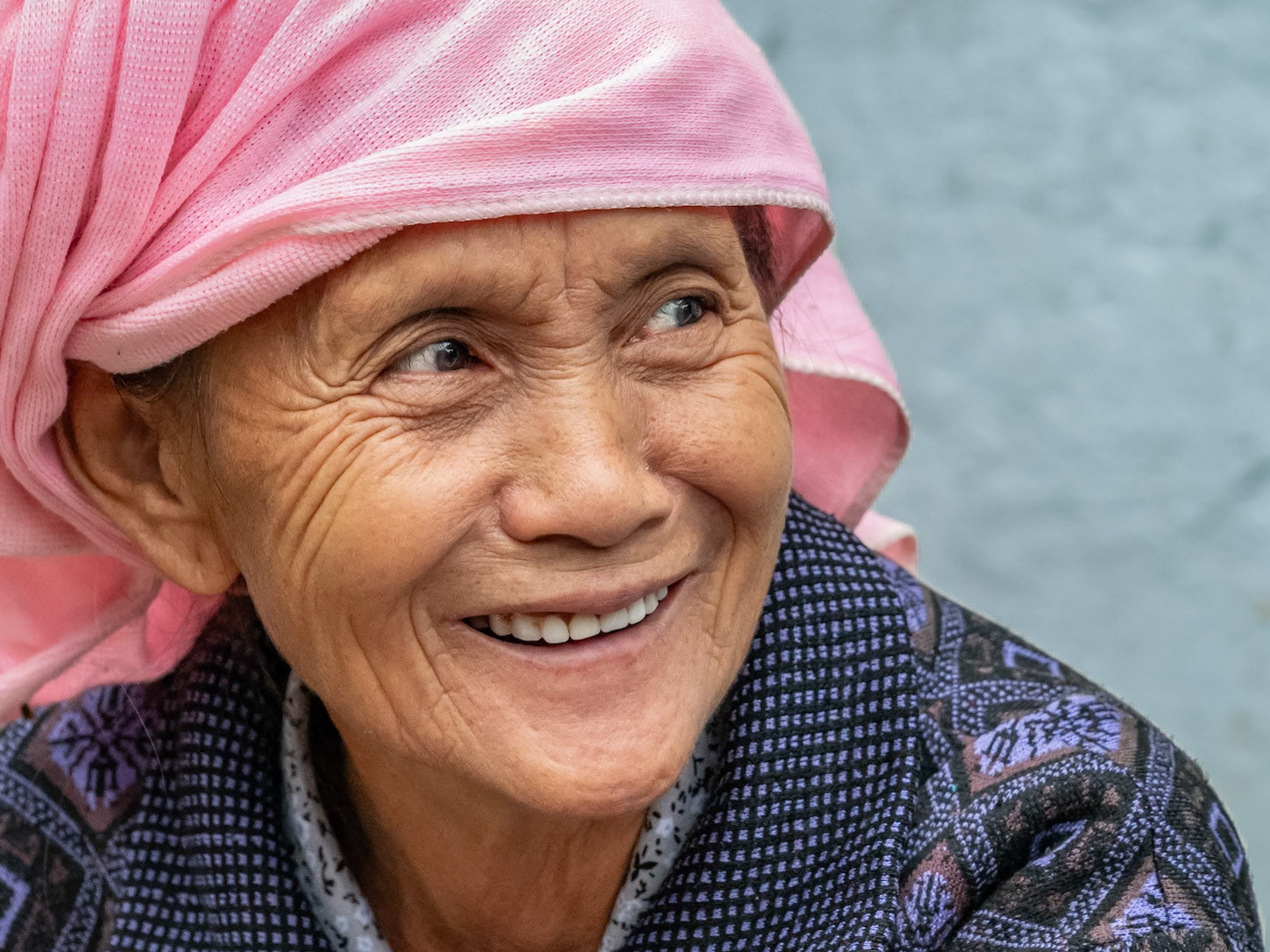 J'ai établi le contact au petit matin avec cette dame très douce sur le marché de Luang Prabang, Laos . Elle y était venue vendre les légumes de son potager pour avoir quelques subsides lui permettant d'acheter ce dont elle avait besoin.