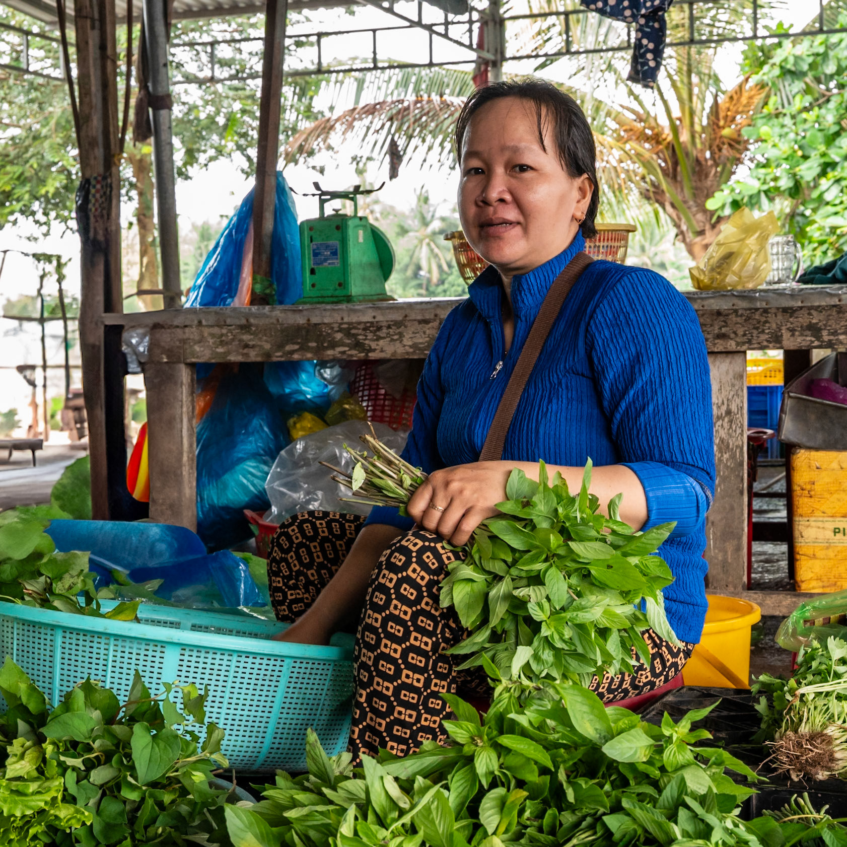 Autour d’elle, la fraîcheur du matin respire tous les jours.