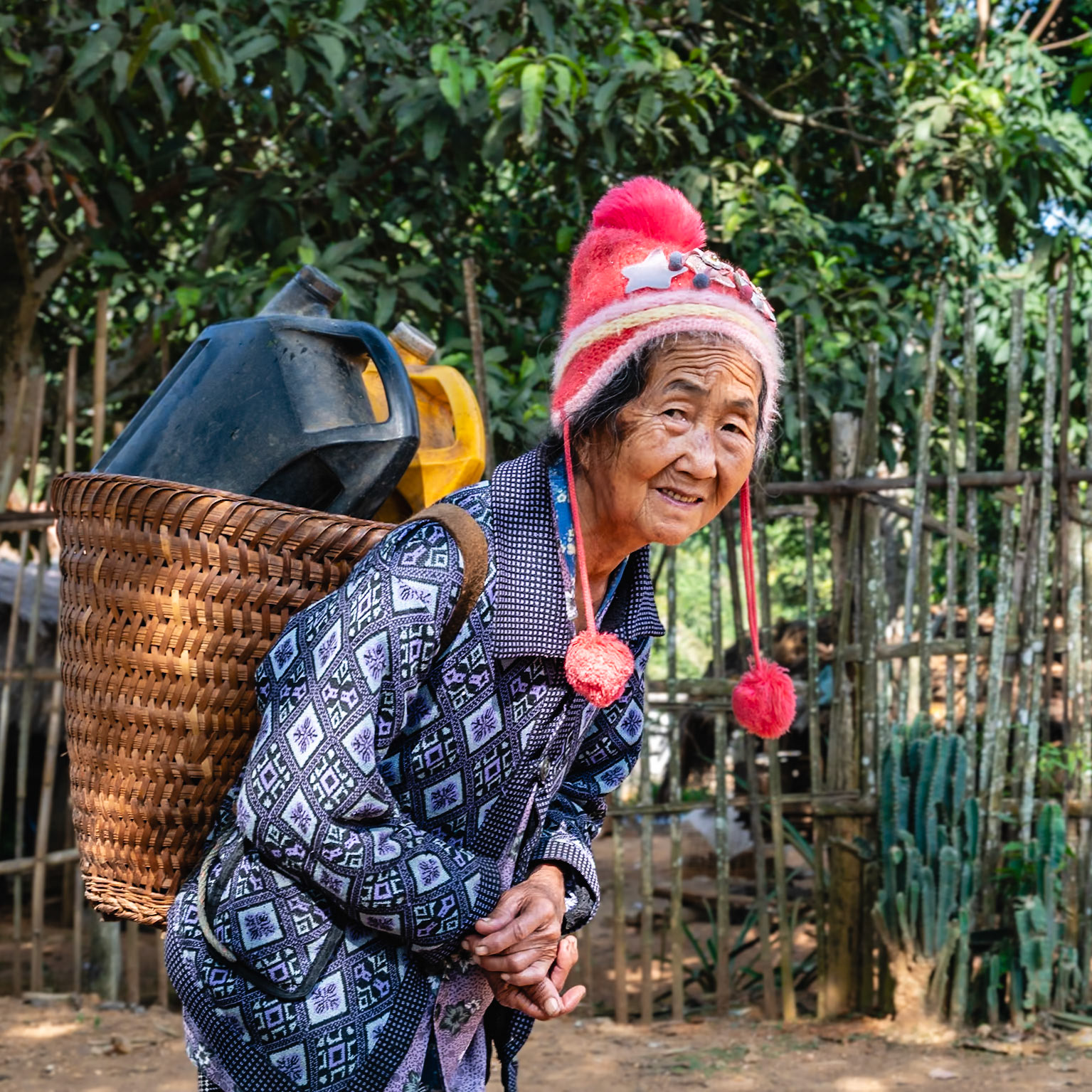 Ma randonnée m’amène à traverser le village de Ban Long, au centre du Laos. Cette vieille femme, Souksavanh de son prénom, vaque à sa corvée d'eau. Elle a 88 ans et comme toute femme de l'ethnie Khamu, elle veille à sa tenue et à la bonne marche de sa maison, de son potager, peu importe la charge de travail. Respect !