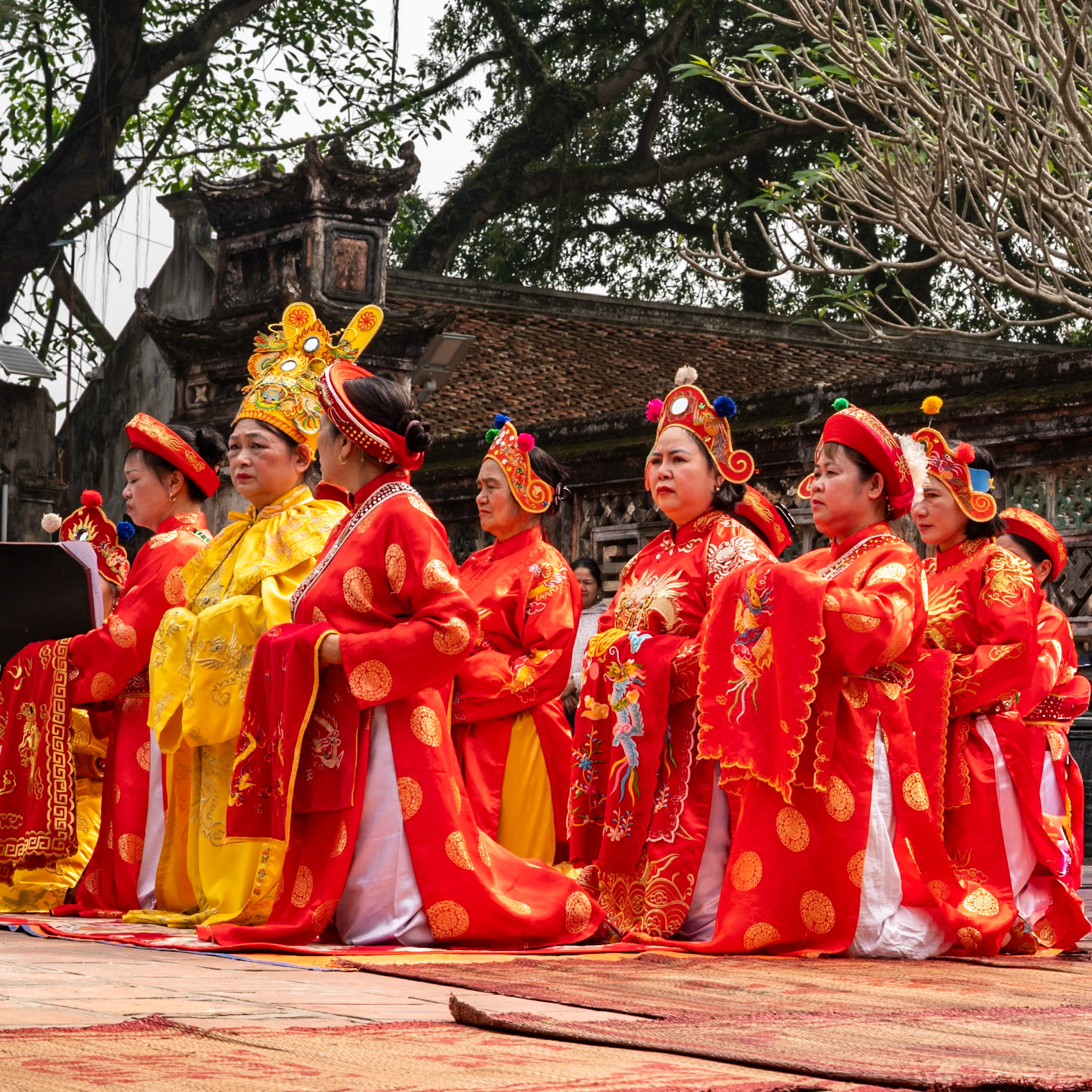 Elles portent la mémoire comme un vêtement sacré.