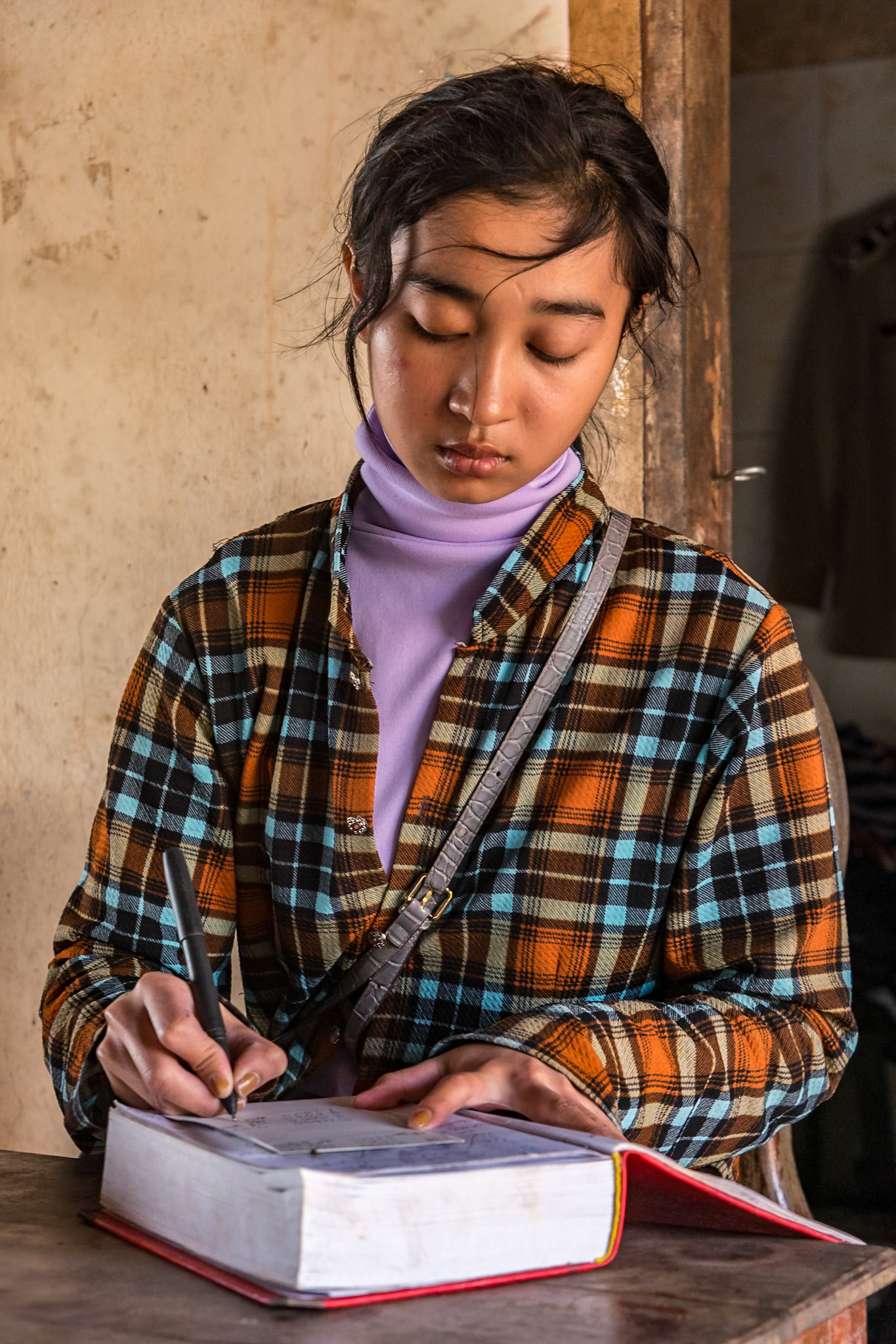 Elle note, elle apprend, elle trace son chemin entre les pages. 