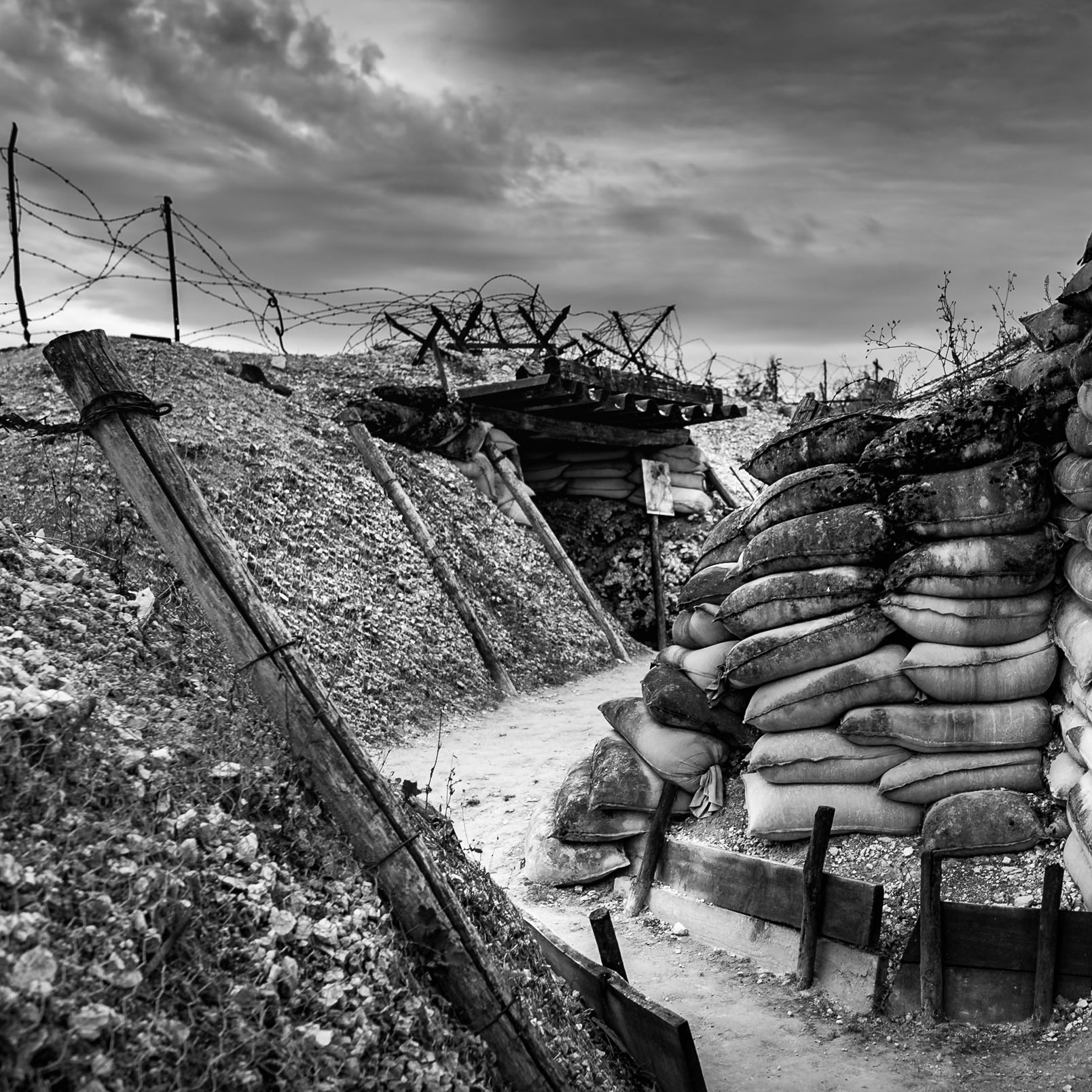 Afin que les pèlerins puissent découvrir une portion du champ de bataille demeurée intact, un petit groupe de passionnés  a  décidé d’acheter en 2008 une partie du champ de bataille qui n’a pas été remis en culture après la guerre, et de le mettre à la disposition de l’association la Main de Massiges.Un réseau de plusieurs centaines de mètres de tranchées et de boyaux, des abris, des sapes ainsi qu’un poste de secours  ont déjà été remis en état dans le respect du style  et avec des matériaux d’époque.Avec les documents d’époque (vues aériennes, cartes…) le sillon original des tranchées est retrouvé grâce au décapage de la terre végétale, effectué à l’aide d’une pelleteuse.Le creusement, lui, se fait manuellement.C’est un véritable défi