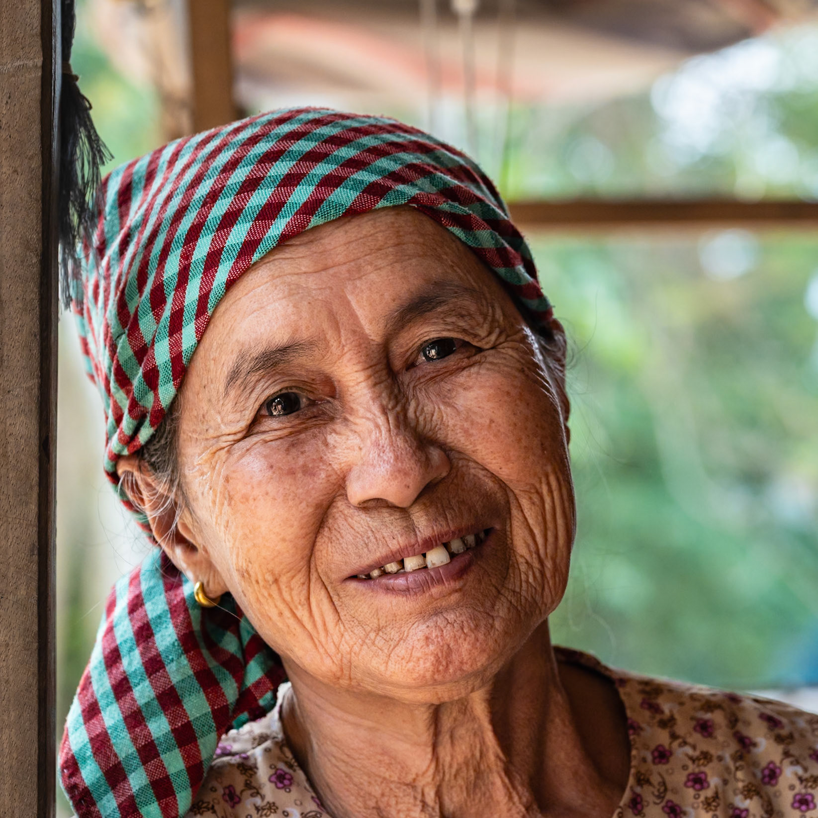 Les années ont brodé sur son visage des chemins de lumière.