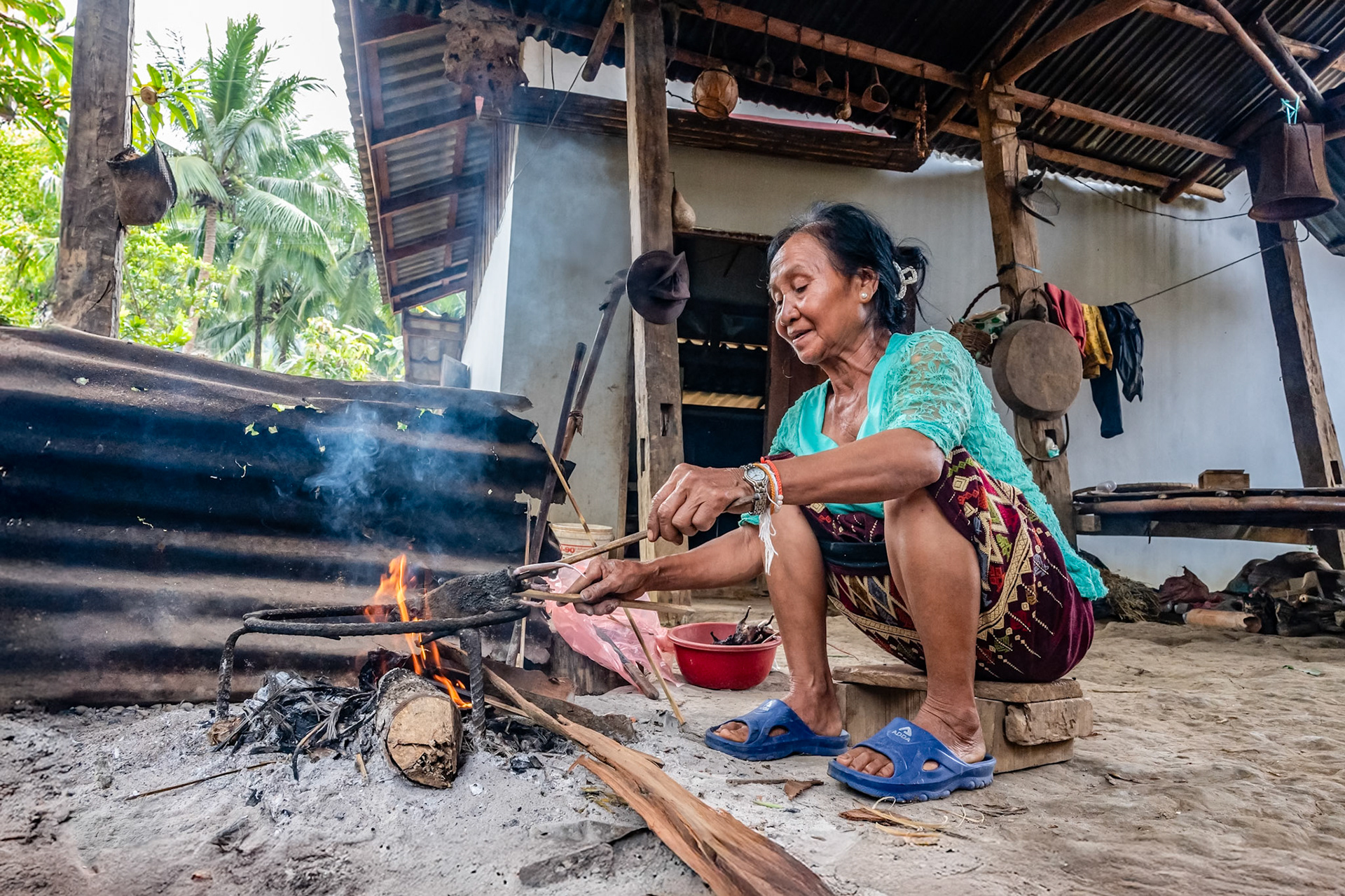 Cette femme de l'ethnie Kamu, prénommée Kanlaya, fait griller des rats sur son petit feu de bois. Scène de vie très étonnante pour un européen, mais finalement assez fréquente dans ces contrées d'Asie du Sud Est. Je suis au Laos, sur les hauteurs de Luang Prabang. Autre culture, autre façon de faire, mais pour un réveil matinal ce fut hard !